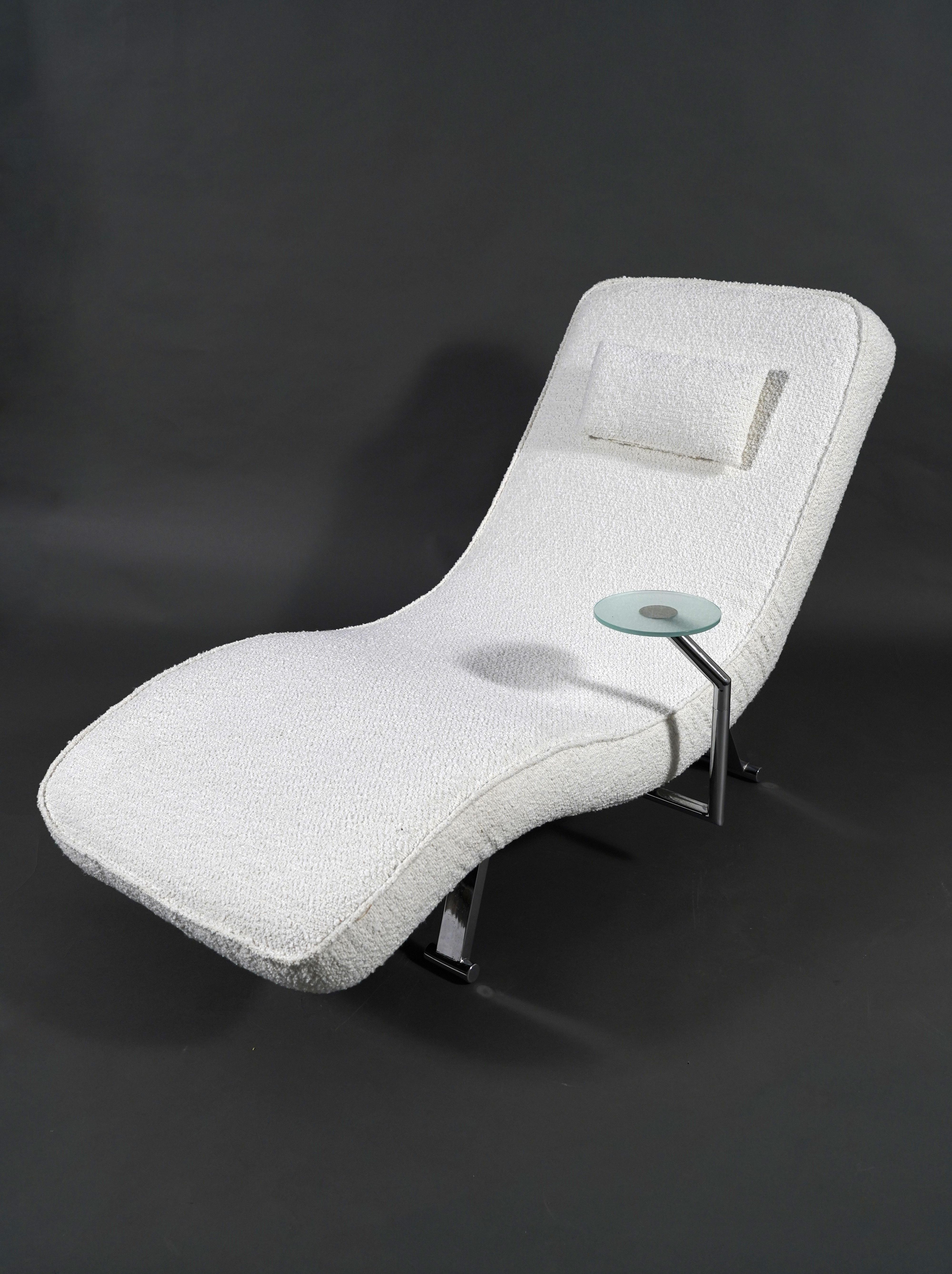 Belle chaise longue avec dossier réglable recouverte d'un tissu bouclé blanc cassé.
Complété par une table d'appoint rotative en verre.
Il repose sur une base en métal chromé.