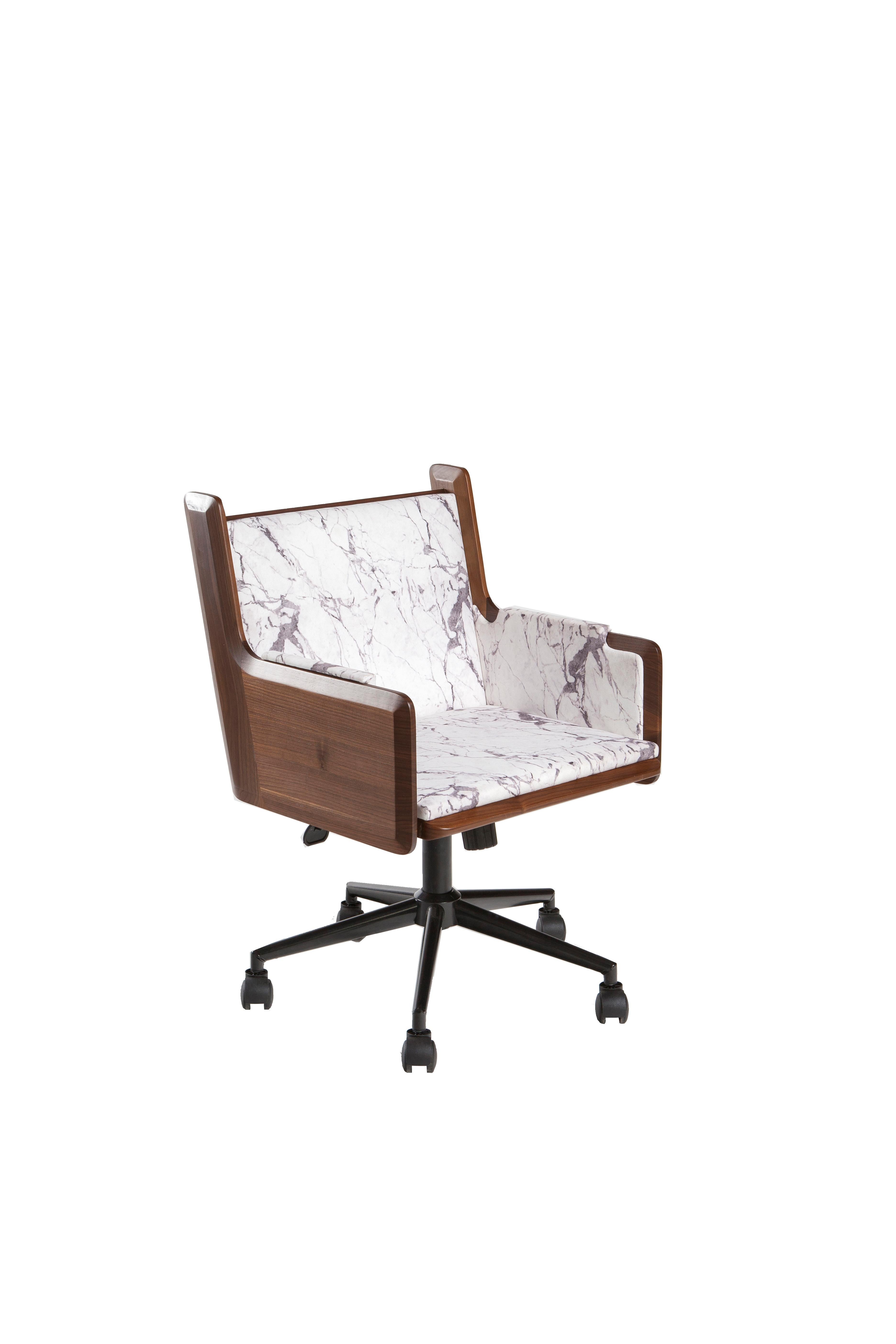Interprétation par KONTRA de la chaise longue avec un corps en noyer ou en chêne massif et un revêtement en cuir.
