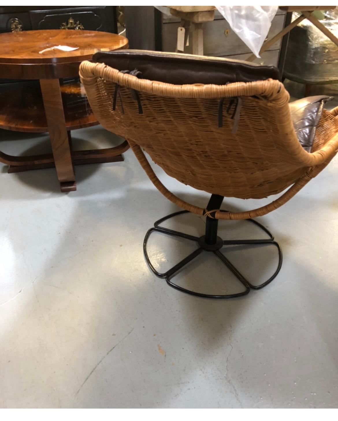 Mid-Century Modern Swivel Lounge Chair  For Sale