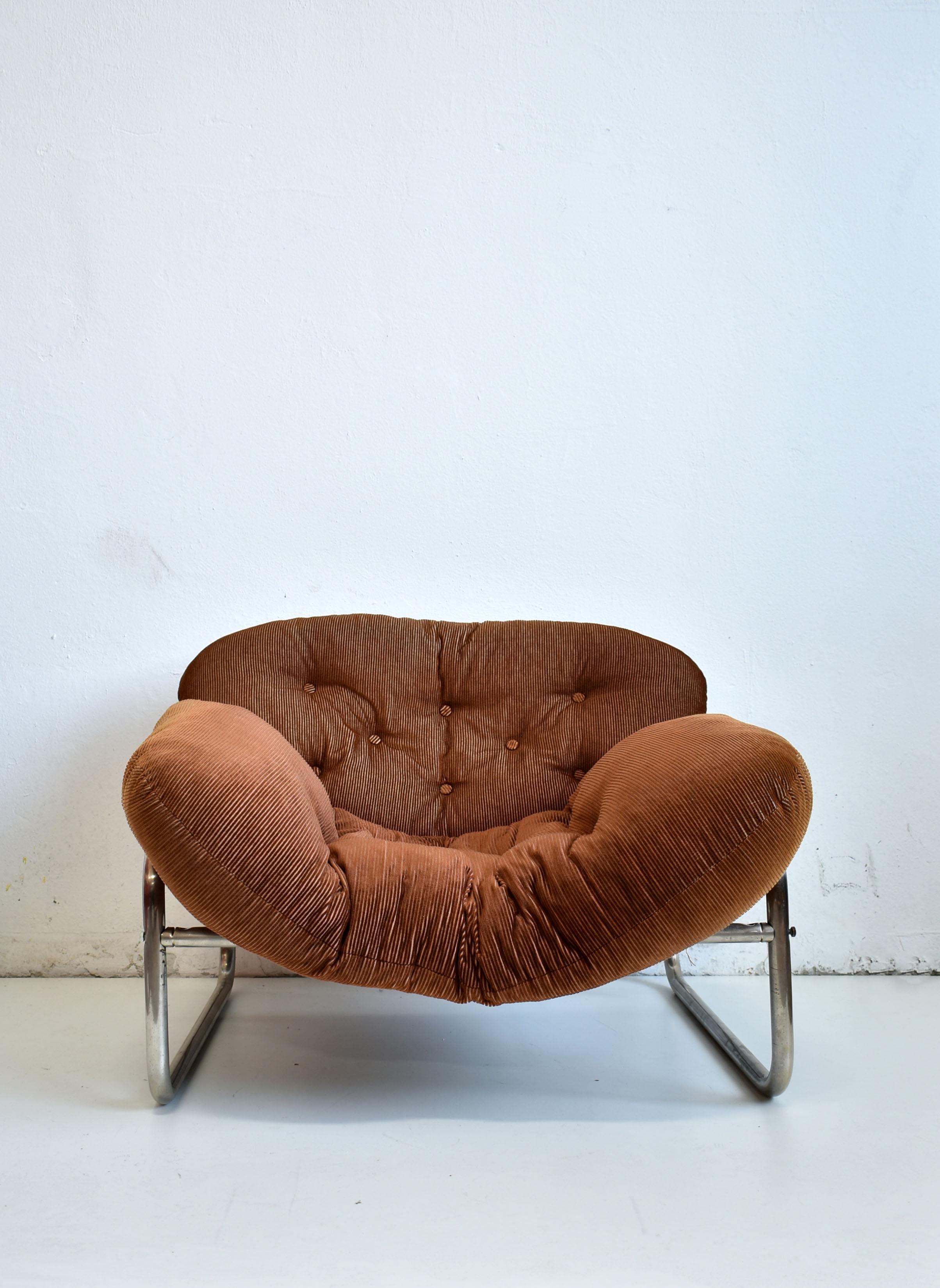 Exceptionally comfortable lounge chair manufactured in the 1970s by Swed Form

Design attributed to Johan Bertil Häggström

The chair features a Bauhaus style tubular chrome frame with a seat made of brown canvas. The chair has an original