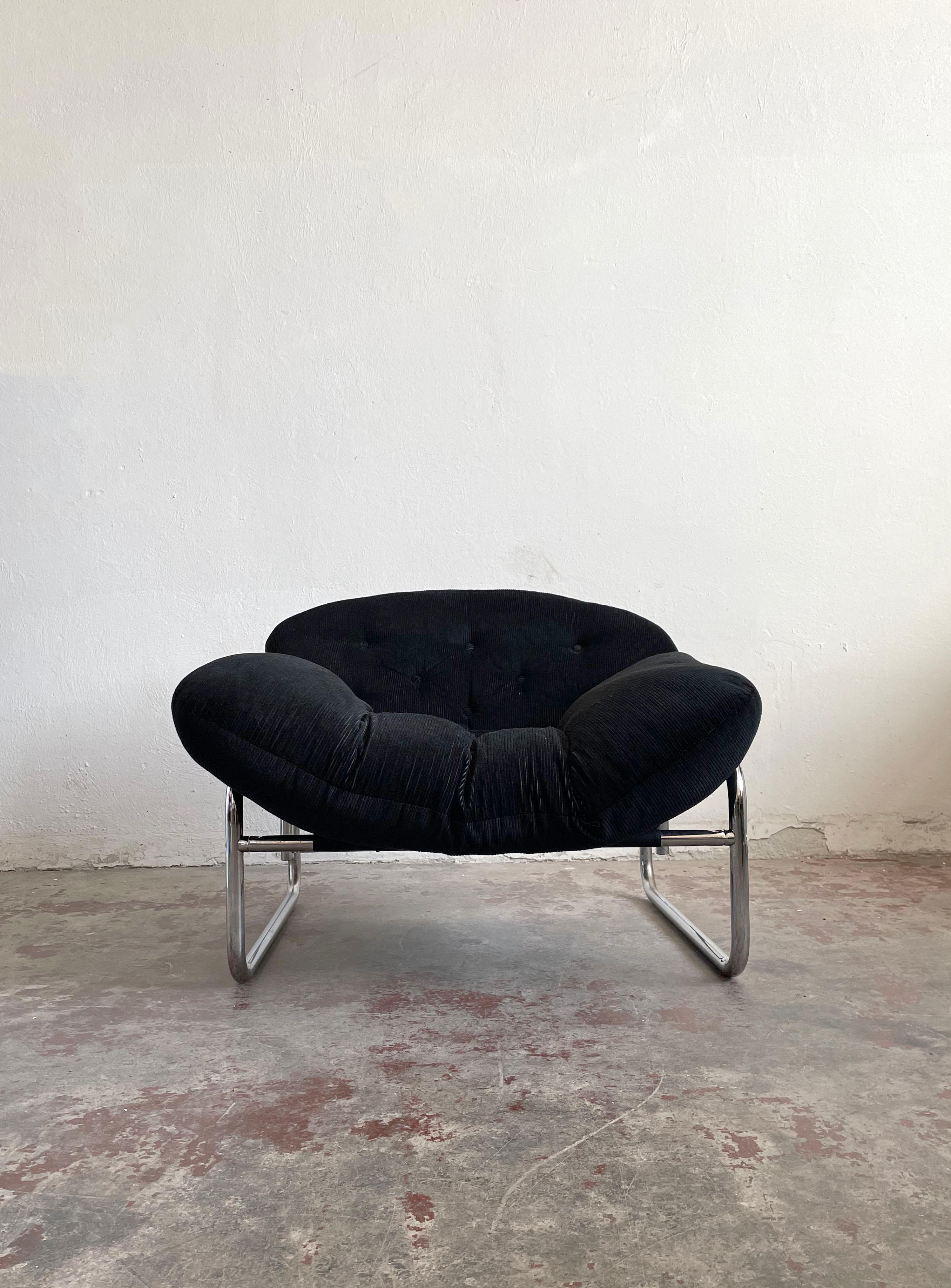 Exceptionally comfortable lounge chair manufactured in the 1970s by Swed Form

Design by Johan Bertil Häggström

The chair features a Bauhaus-style tubular chrome frame with a seat made of black canvas. The chair has an original loose cushion