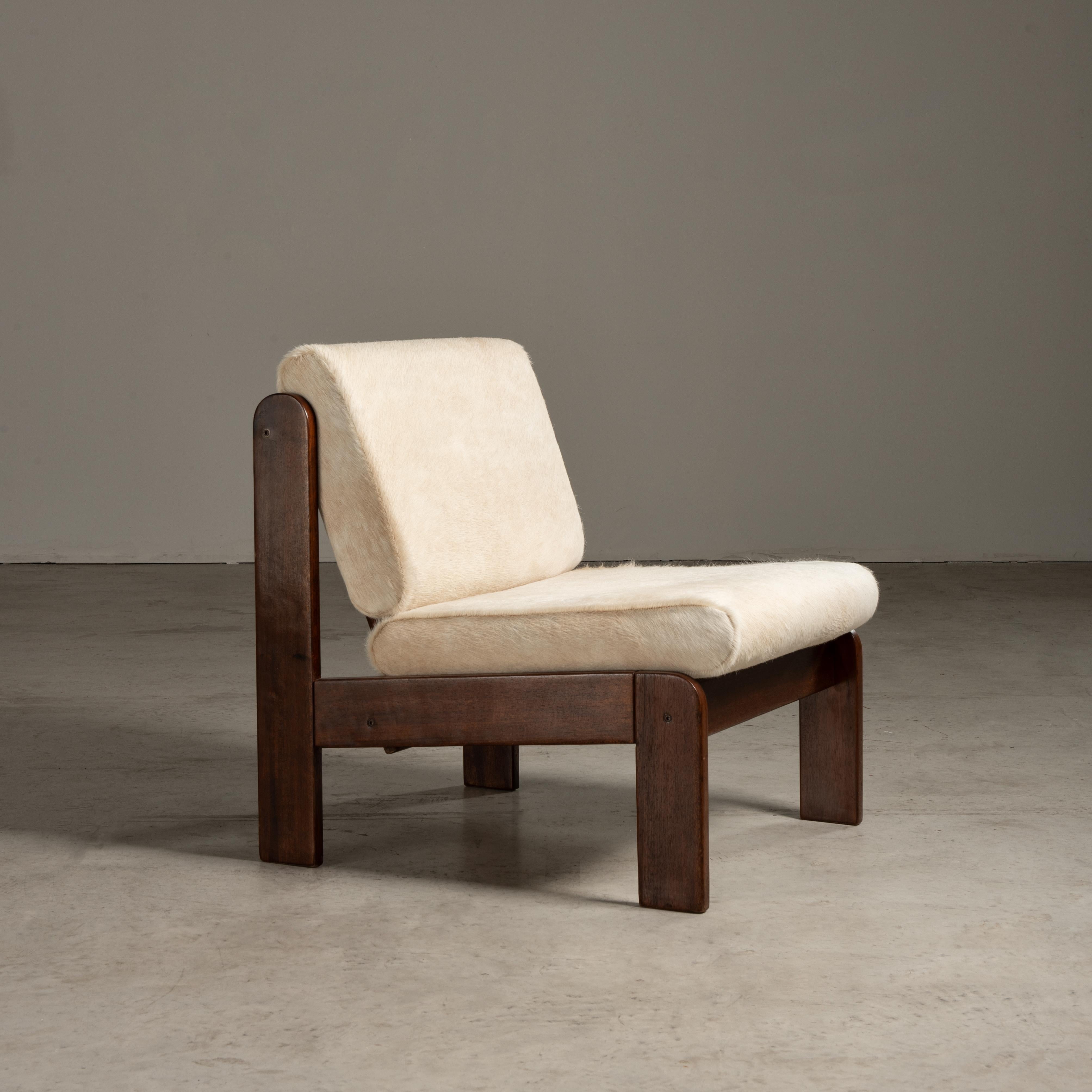 Crafted from the innovative mind of Geraldo de Barros, this lounge chair is a testament to the mid-century modern design movement that swept through Brazil, marrying the principles of modernism with the distinct flair of Brazilian aesthetics. The