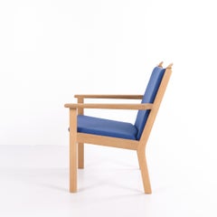 Sillón GE 284 de lana de roble y azul diseñado por Hans J. Wegner y fabricado por Getama