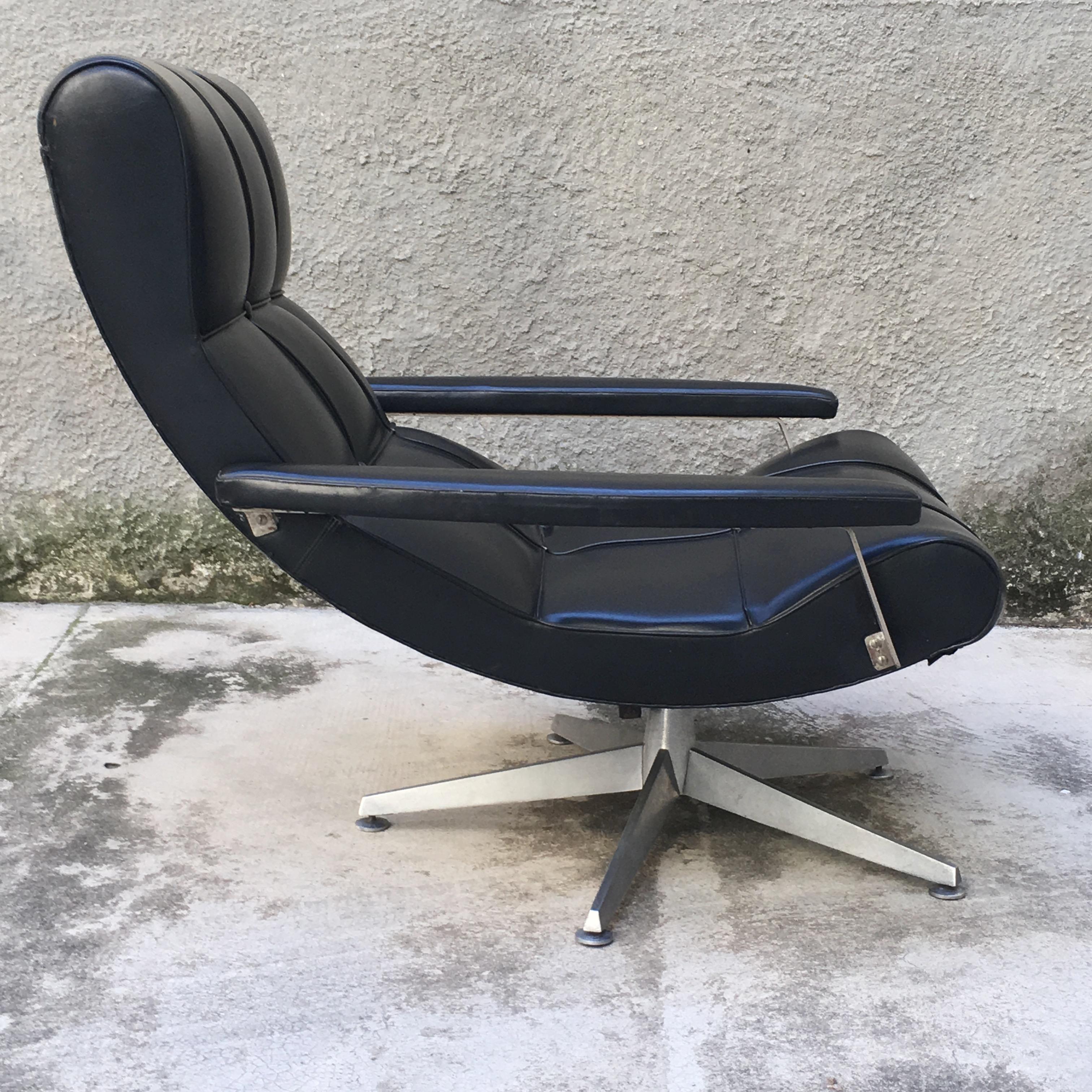 Swivel and adjustable Lounge armchair, manufactured by Tecnosalotto, an Italian company renowned. for its countless models launched on the market.
This armchair, representative of Italian design, is still in its original condition. It features black