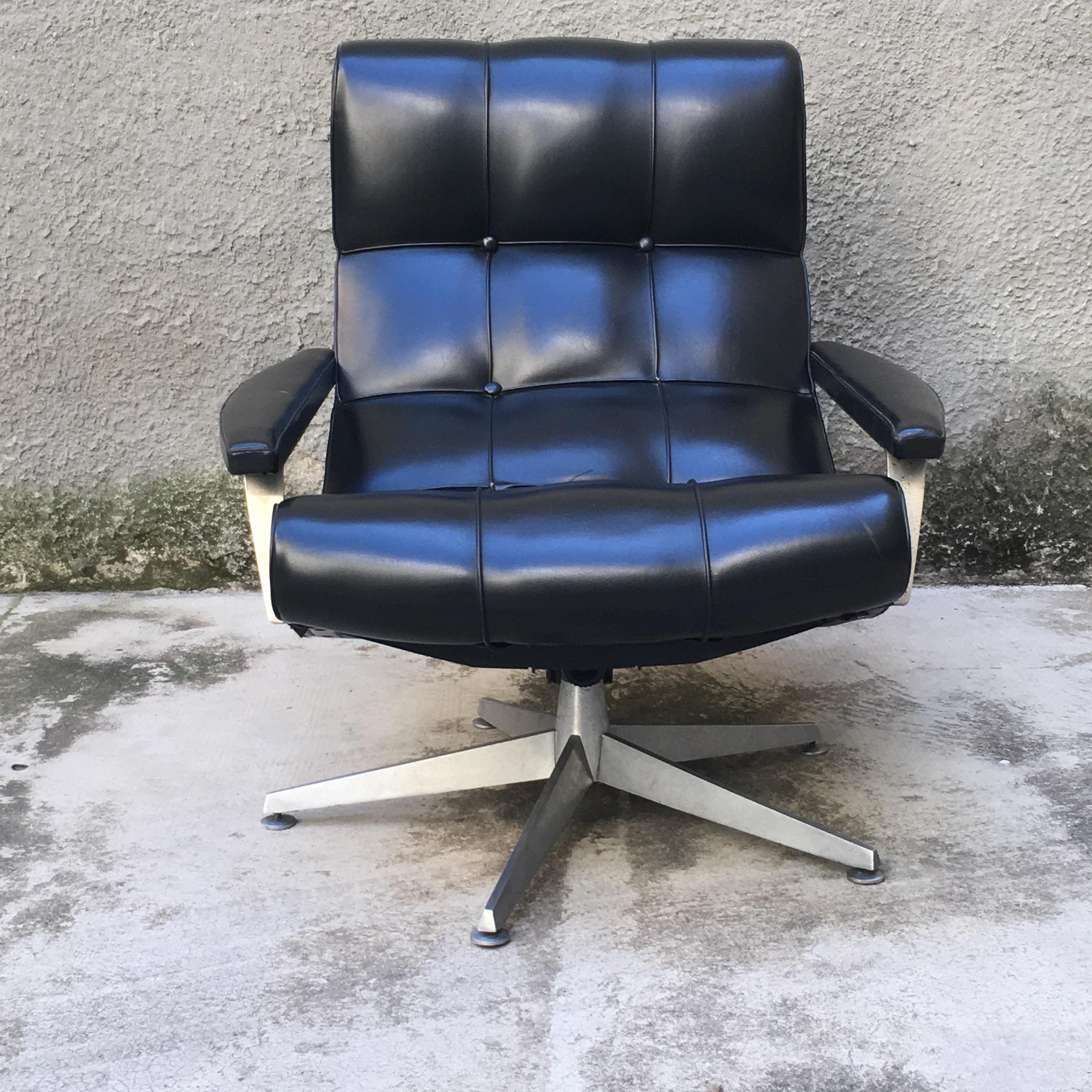 Mid-Century Modern Swivel and Adjustable Vinyl Lounge Chair - Tecnosalotto - Italy - 1970s For Sale