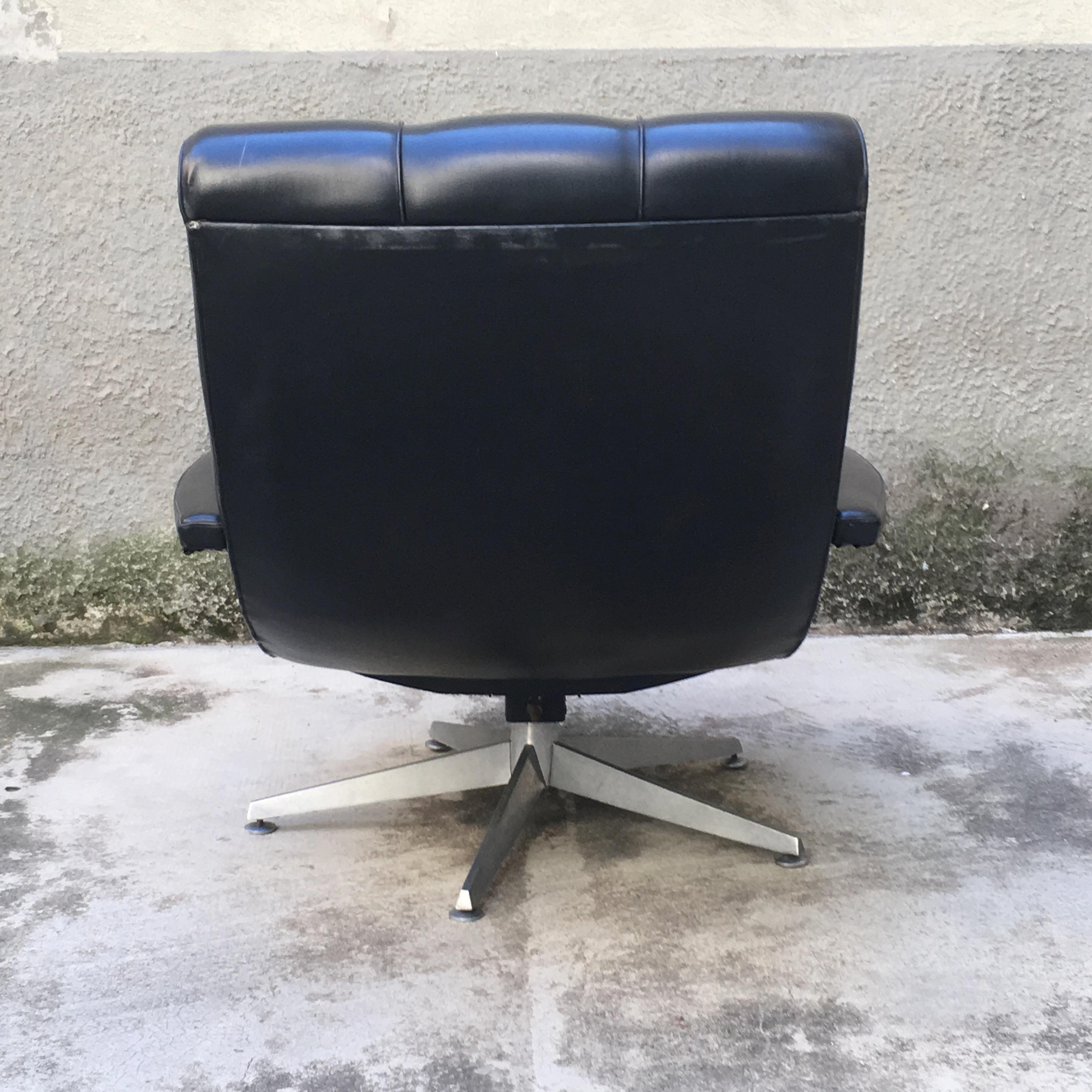 Italian Swivel and Adjustable Vinyl Lounge Chair - Tecnosalotto - Italy - 1970s For Sale
