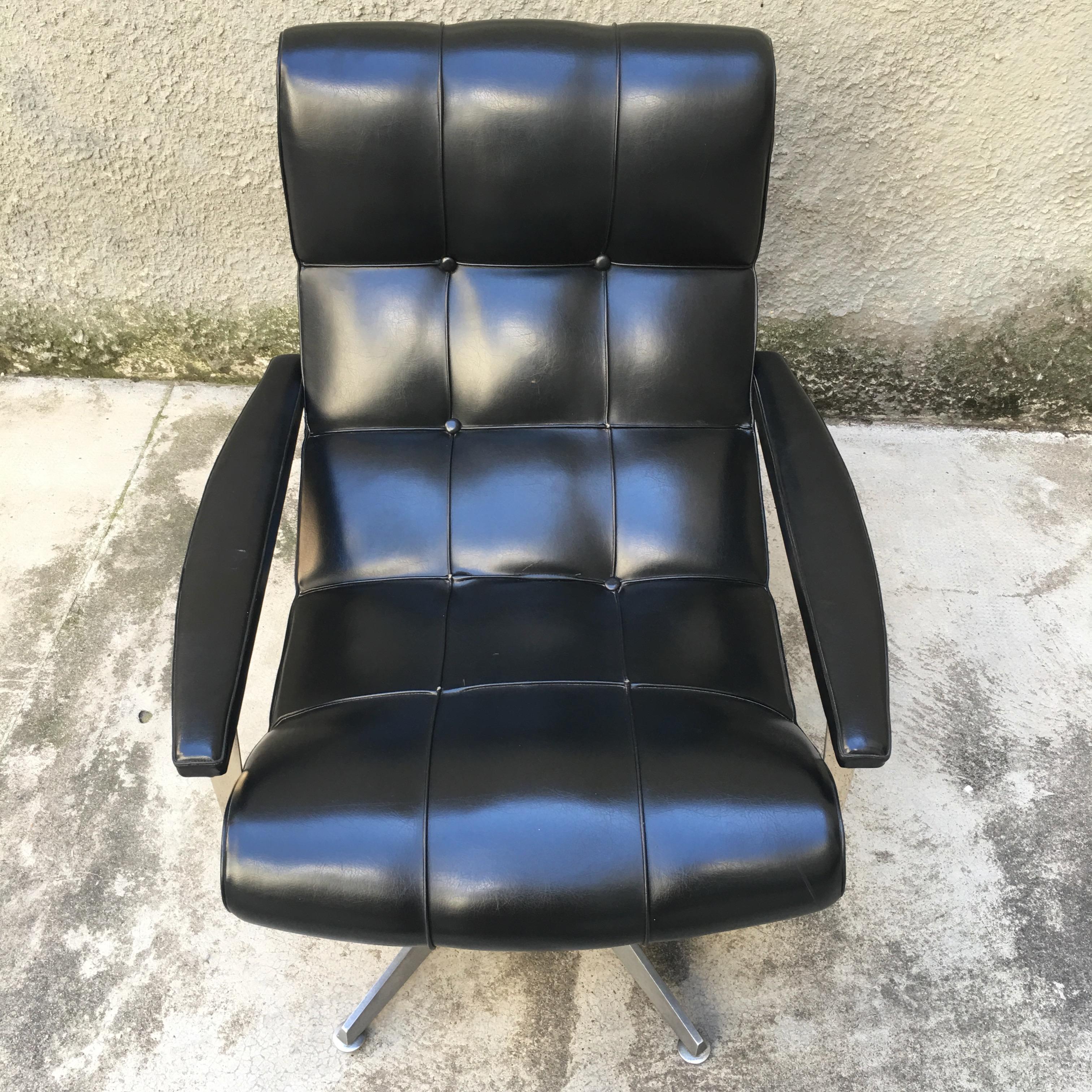 Swivel and Adjustable Vinyl Lounge Chair - Tecnosalotto - Italy - 1970s In Fair Condition For Sale In Milano, IT