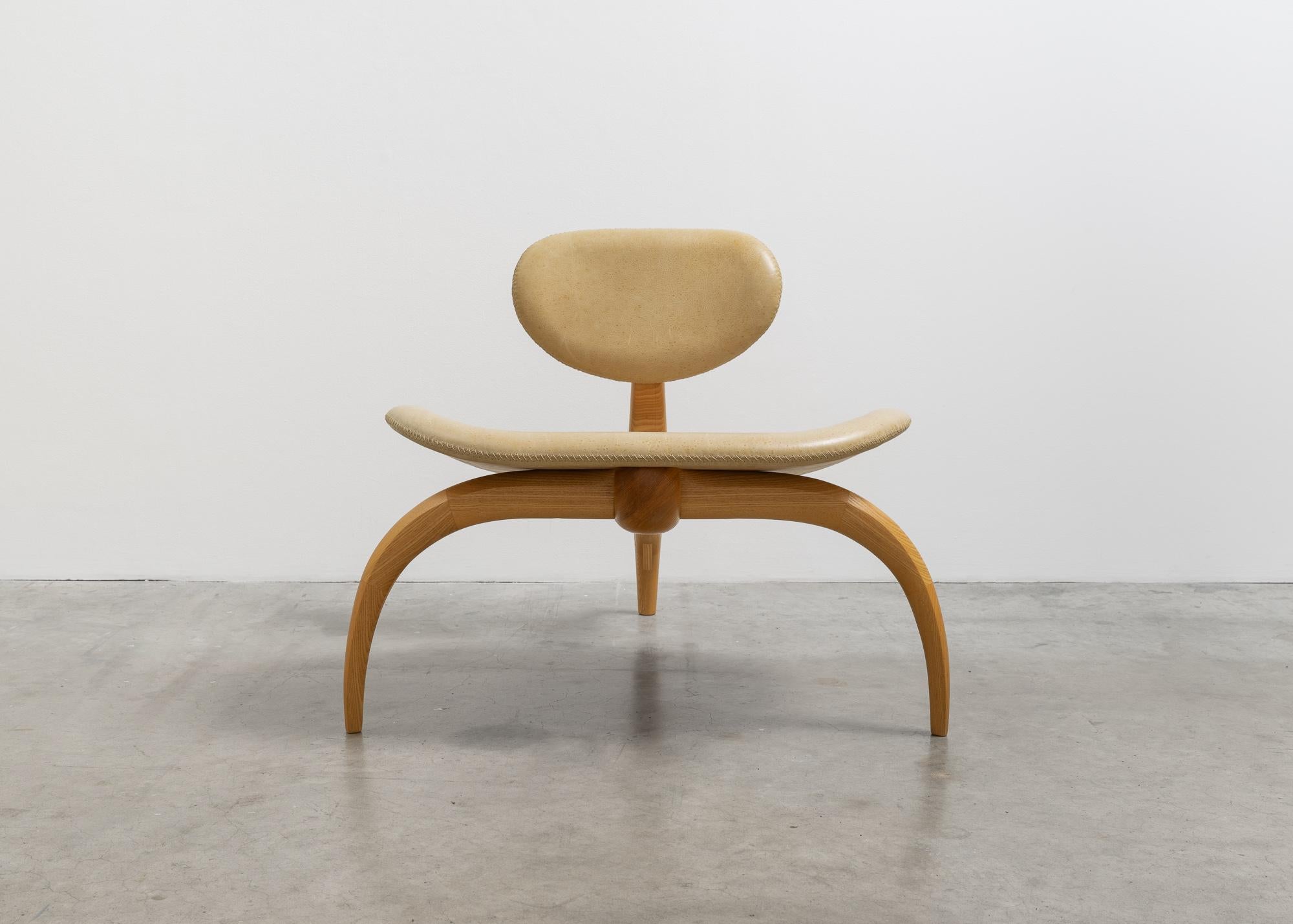 La Lounge Chair è come un teschio di mucca nel deserto. Pulito e resistente al tempo, porta con sé le prove di una vigorosa vita passata. È una creatura fluida e folcloristica, con un buon supporto lombare, che favorisce una postura attenta ed è