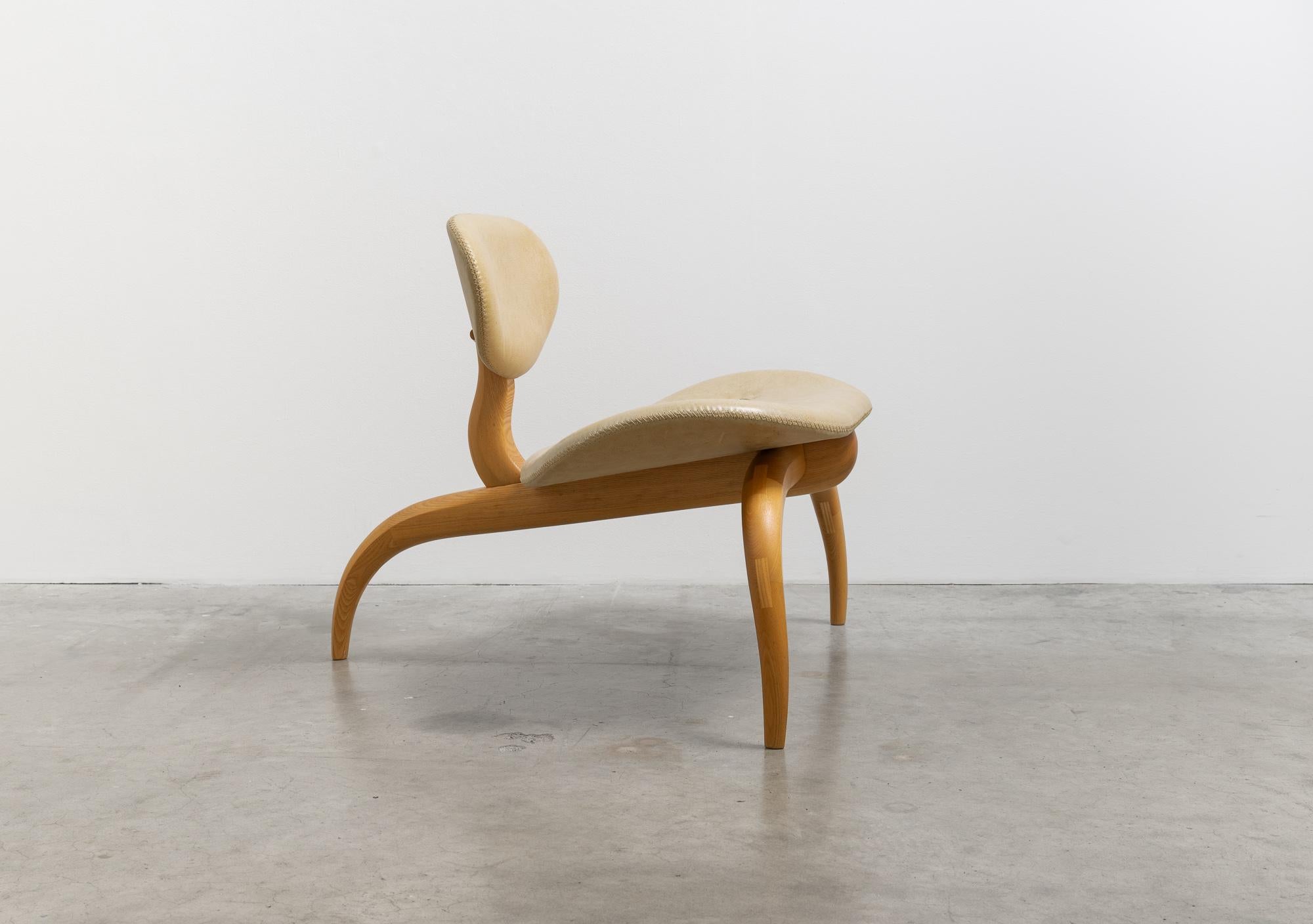 Moderno Lounge Chair - Sedia moderna rustica realizzata a mano in frassino e pelle cucita a mano in vendita