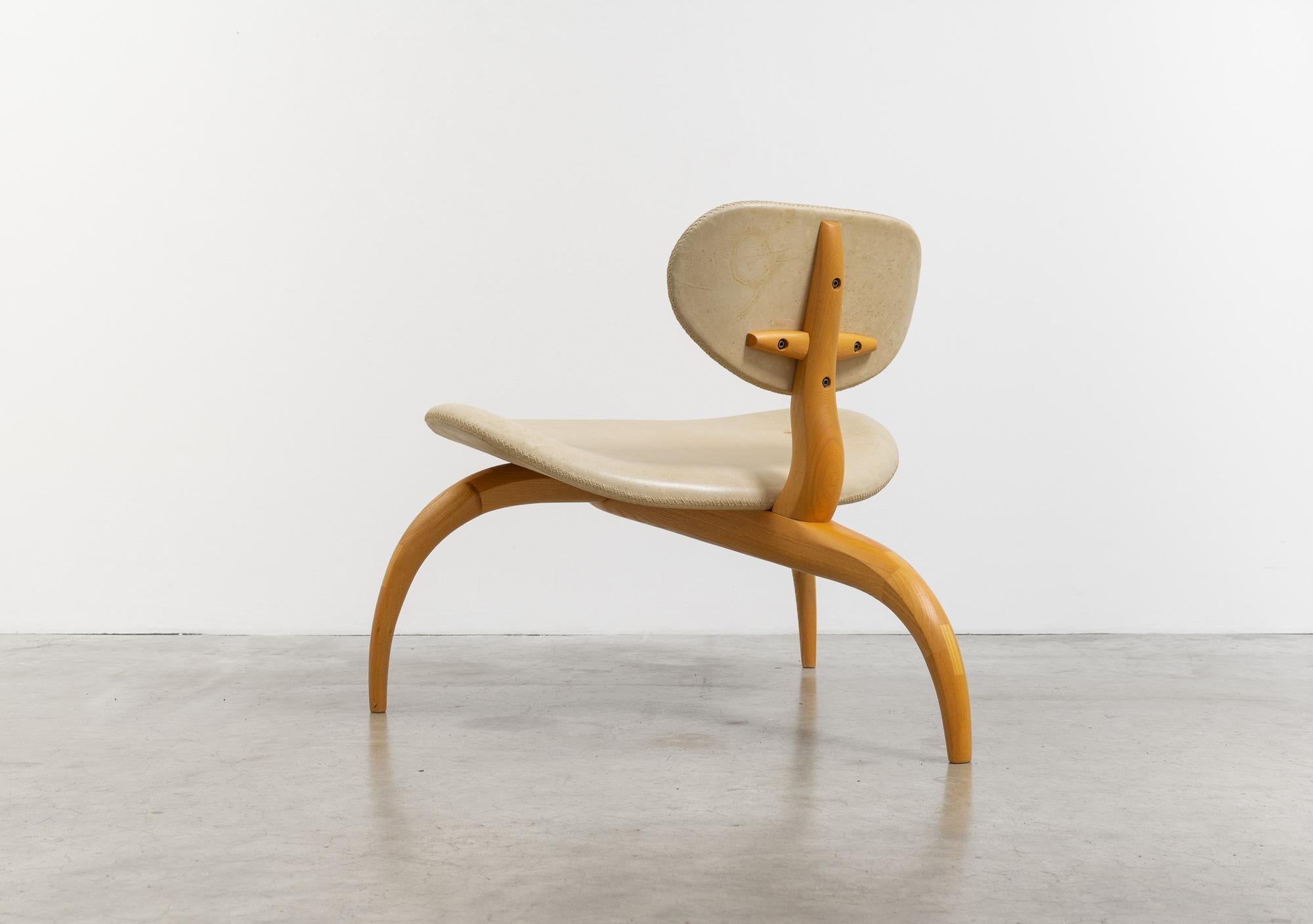 Intagliato a mano Lounge Chair - Sedia moderna rustica realizzata a mano in frassino e pelle cucita a mano in vendita