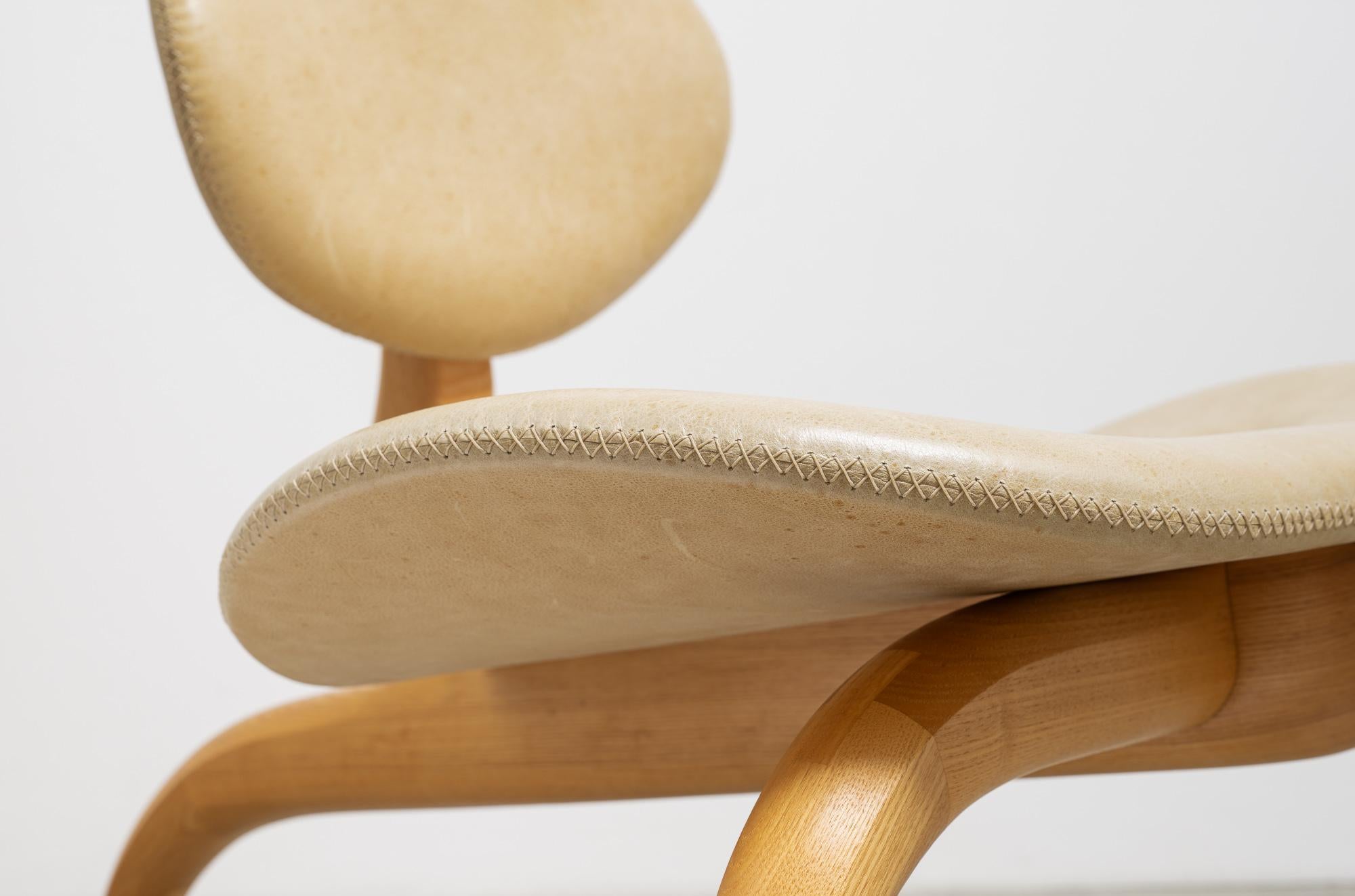 XXI secolo e contemporaneo Lounge Chair - Sedia moderna rustica realizzata a mano in frassino e pelle cucita a mano in vendita