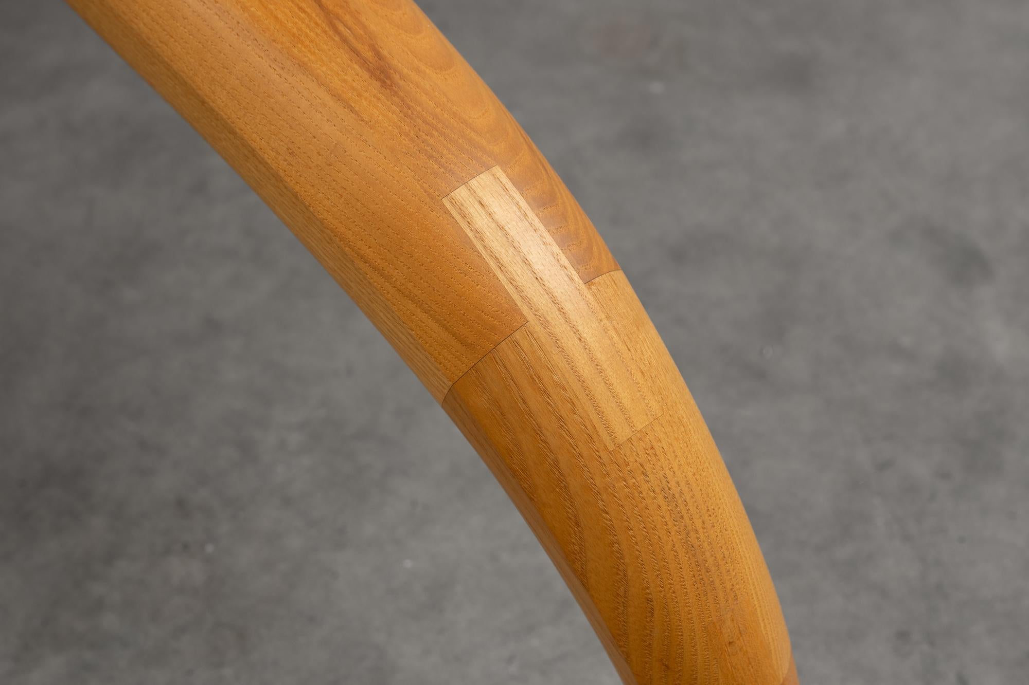 Pelle Lounge Chair - Sedia moderna rustica realizzata a mano in frassino e pelle cucita a mano in vendita