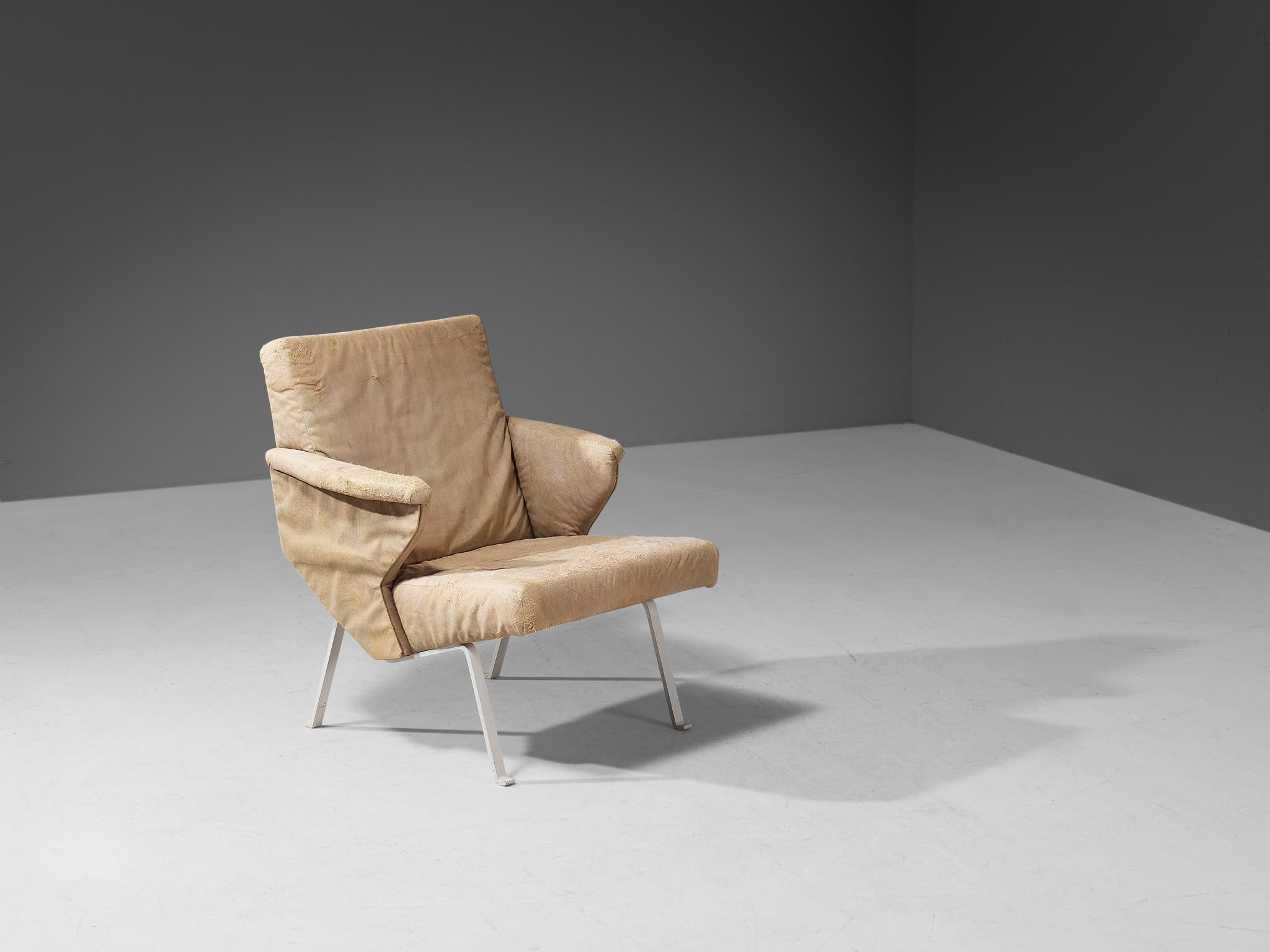 Lounge chair, fabric, lacquered metal, Europe, 1980s

This elegant-shaped lounge chair has a solid construction featuring geometrical shapes and sharp edges, giving the lounge chair character. The white lacquered metal legs elevate the seat up in a