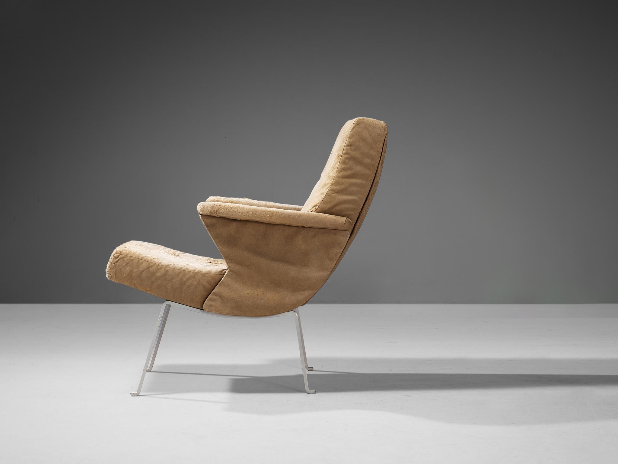 Lounge Chair in Beige Upholstery In Good Condition For Sale In Waalwijk, NL