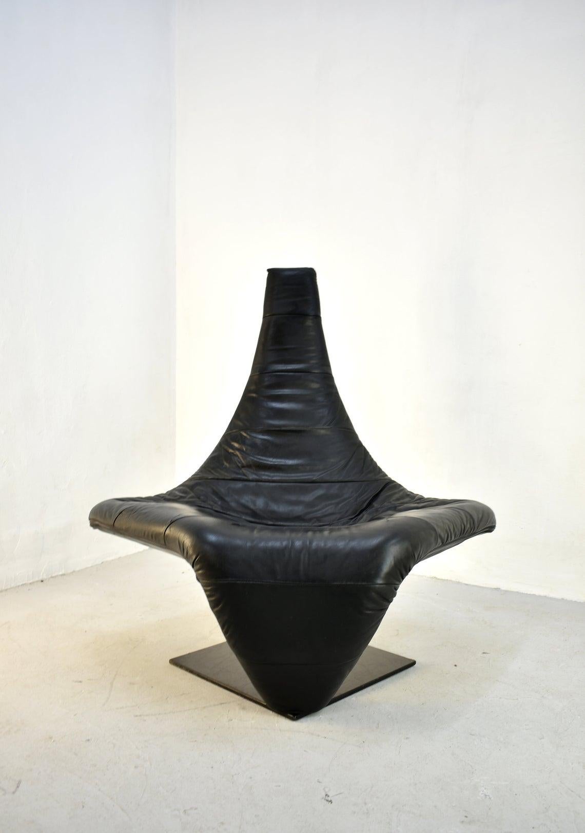 This is a 1980s black leather lounge chair 'Turner', also known as 'Cobra'

Designed by Jack Crebolder for Harvink, The Netherlands 1982

The chair is in good vintage condition, there are some age and use related traces of cosmetic wear. On one