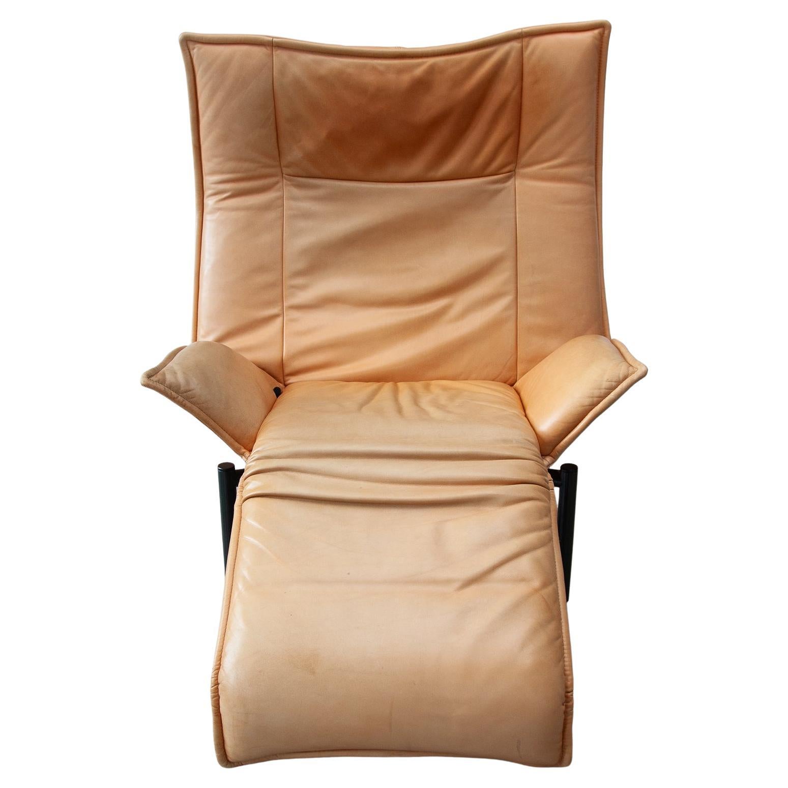 Veranda adjustable lounge chair by Vico Magistretti for Cassina 1980. The veranda lounge chair plays with comfort and flexibility. The steel inner frame adapts to reconfigure the chair in a relaxed sitting position or a relaxed lounge position as a
