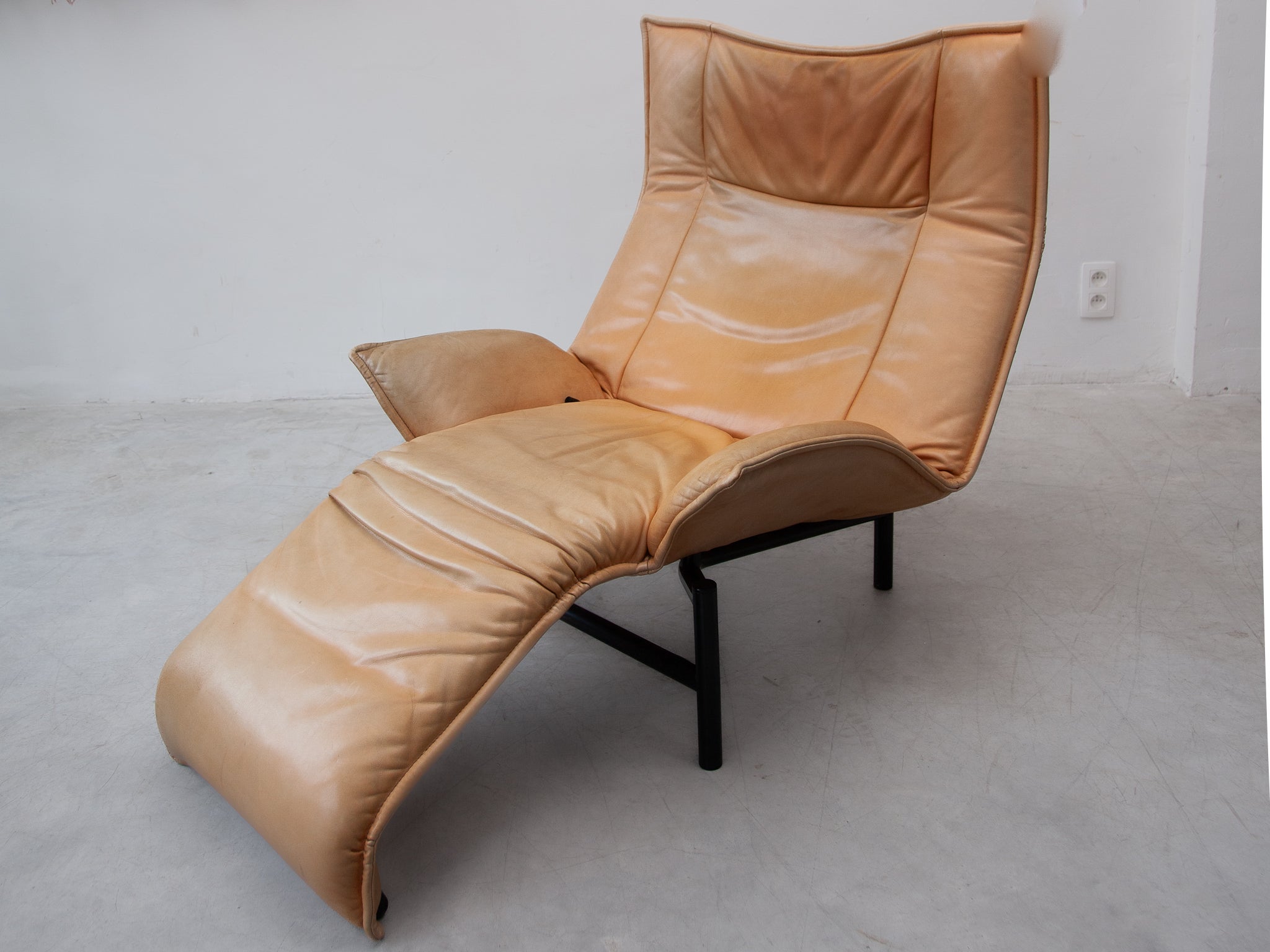 Mid-Century Modern Lounge Chair in Camel Leather design by Vico Magistretti for Cassina, 1980