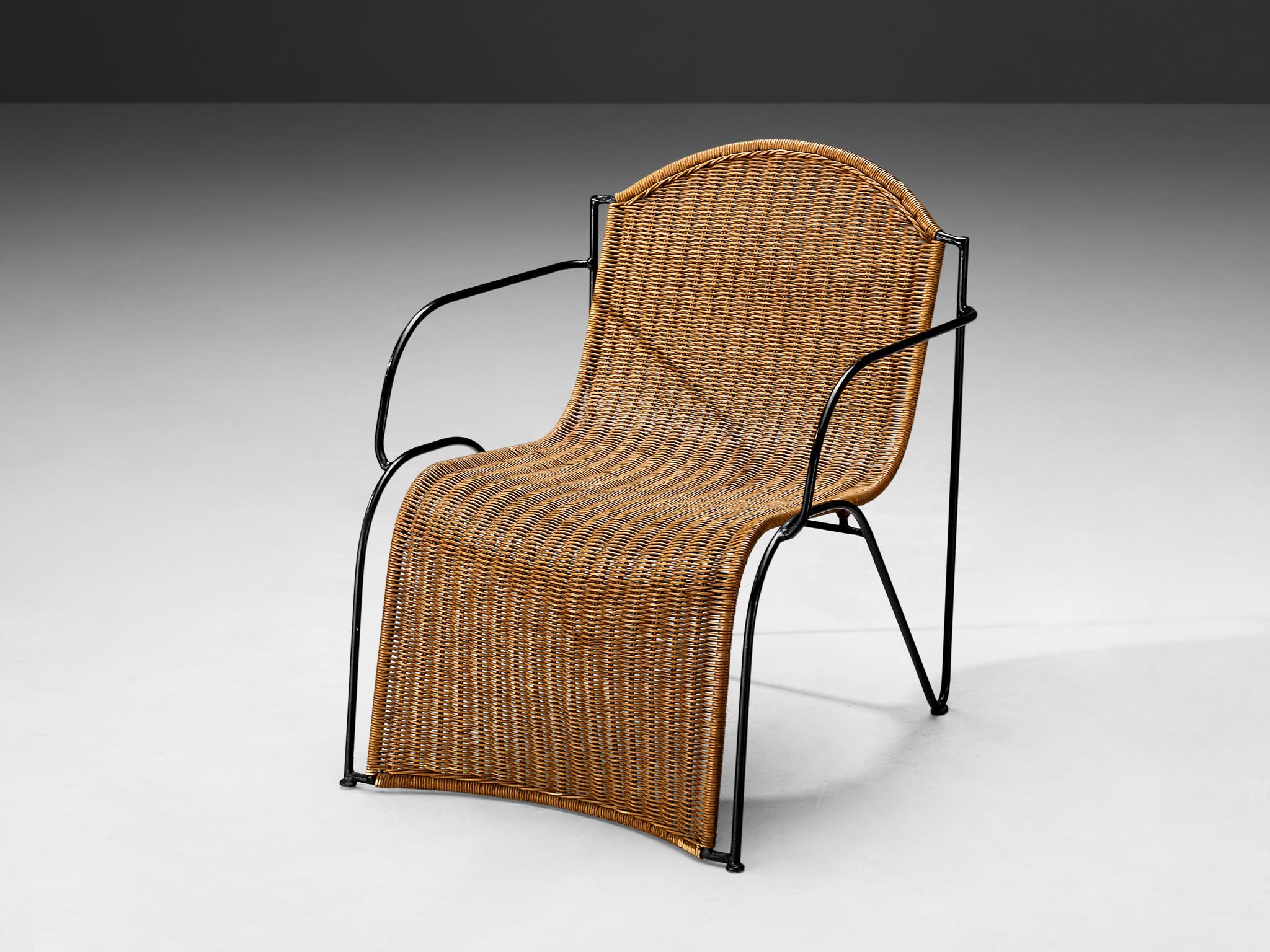Loungesessel, Schilfrohr, lackiertes Metall, Europa, 1950er Jahre

Wunderschöner Loungesessel aus Schilfrohr und schwarz lackiertem Metallgestell. Dieses Stück verkörpert die Essenz von Eleganz, Raffinesse und Modernität. Dieser Stuhl, der in den