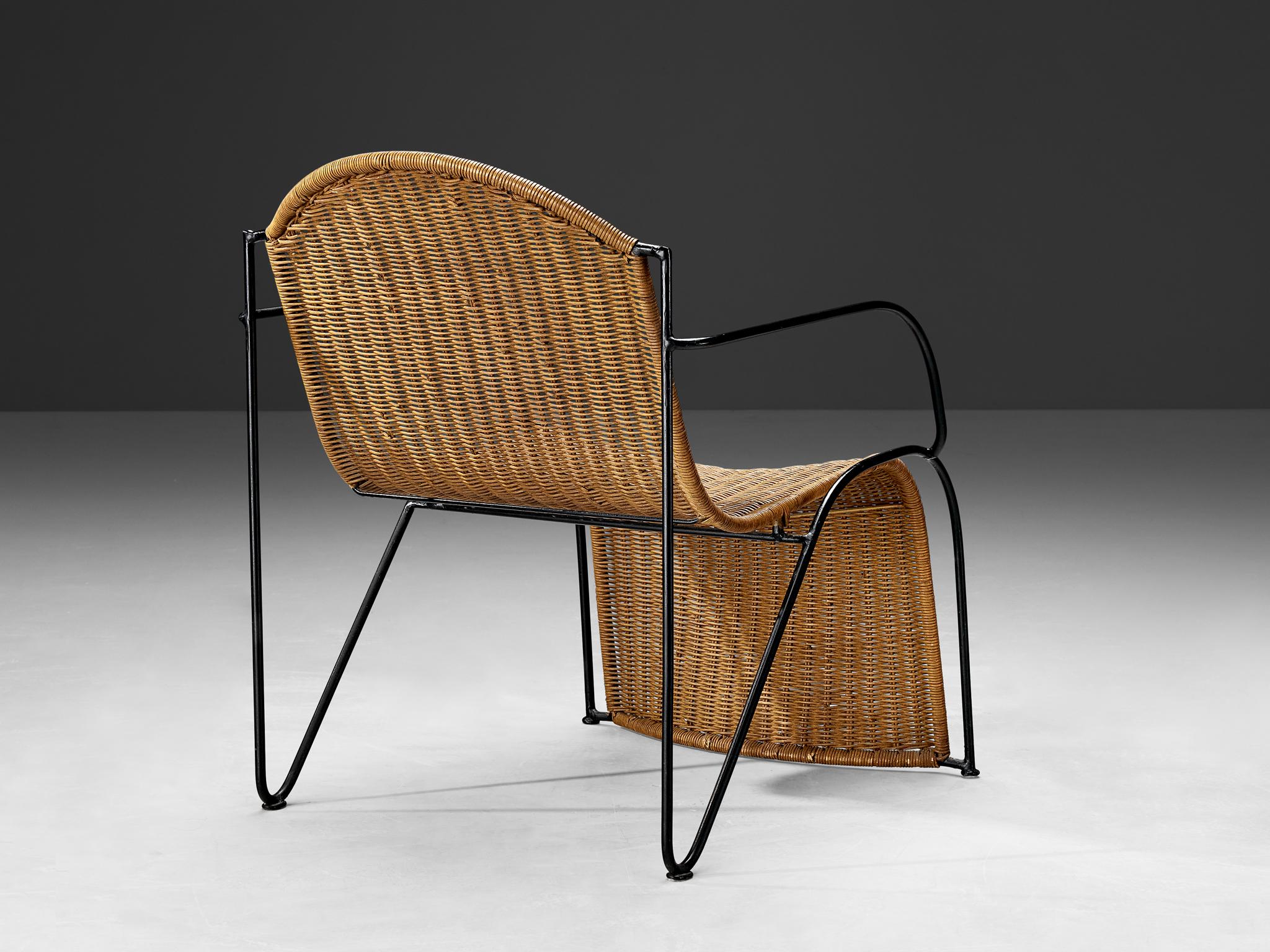 Mid-Century Modern Chaise longue en rotin et métal noir laqué  en vente
