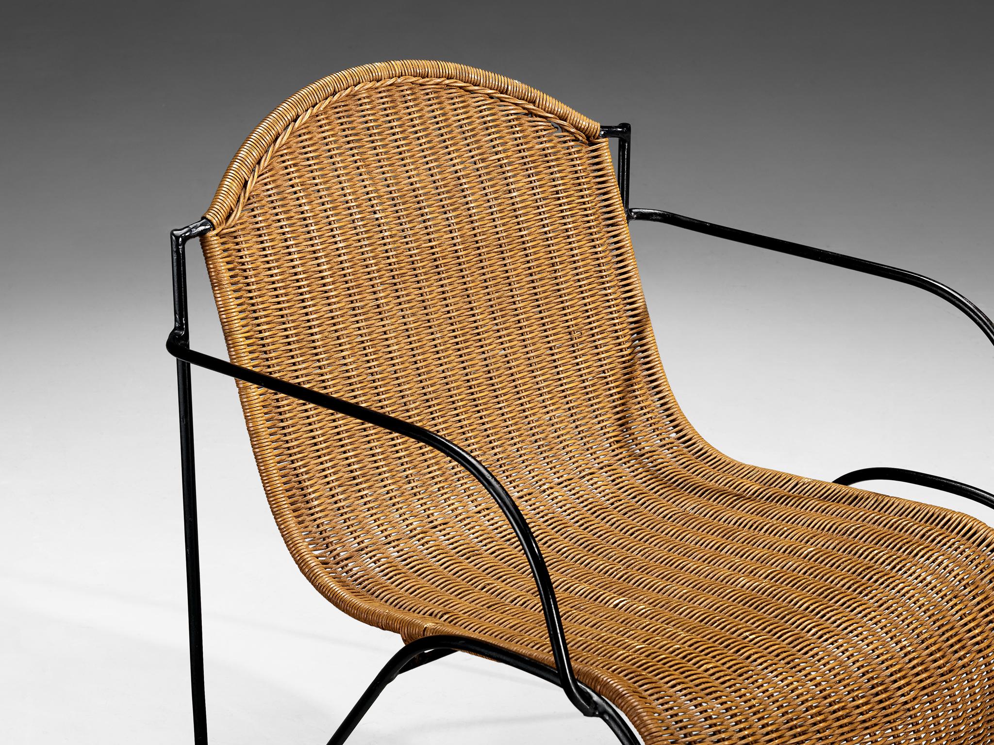 Milieu du XXe siècle Chaise longue en rotin et métal noir laqué  en vente