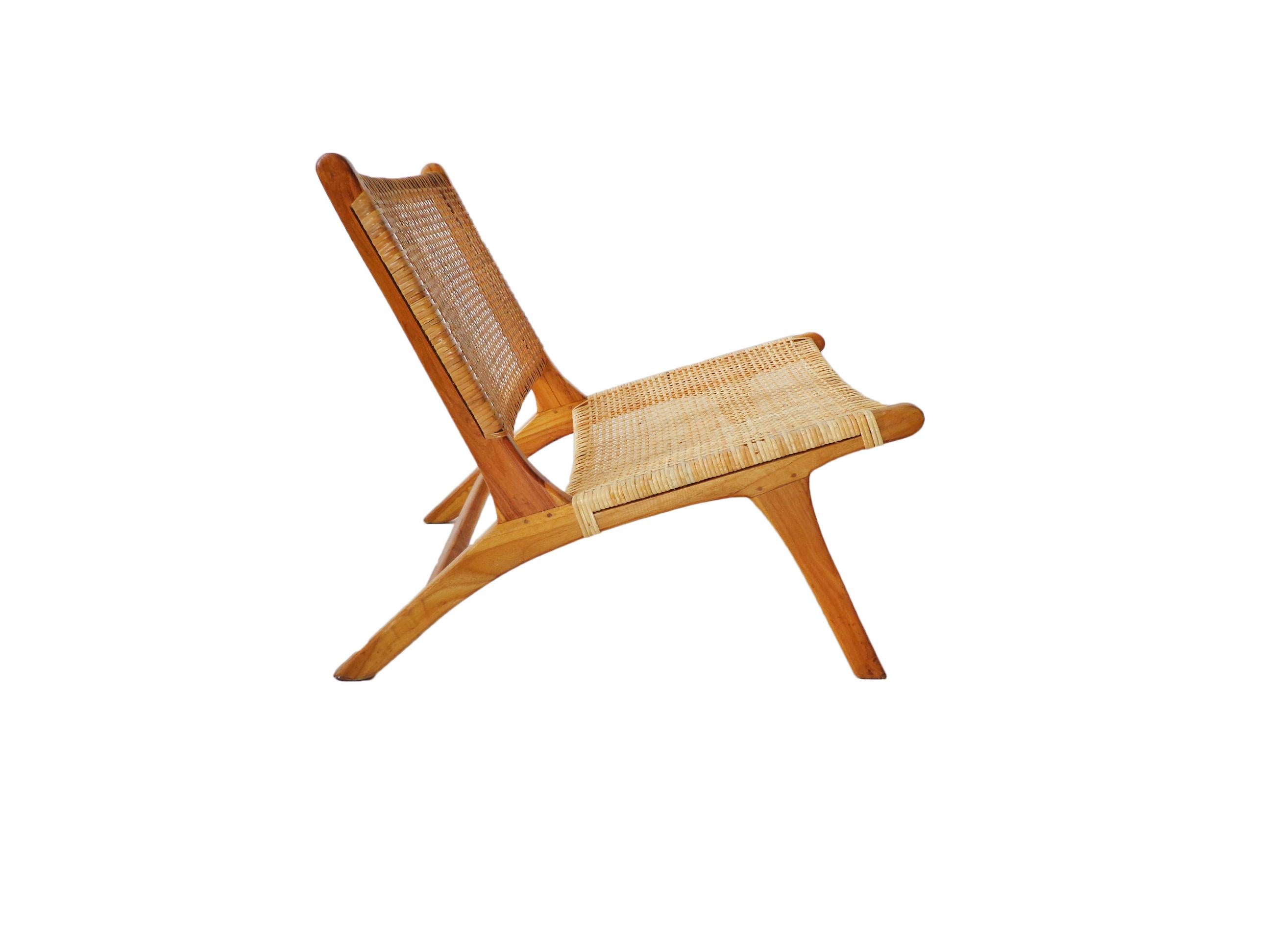 Mid-Century Modern Chaise longue en  Canne et bois massif, style brésilien et mi-siècle moderne en vente