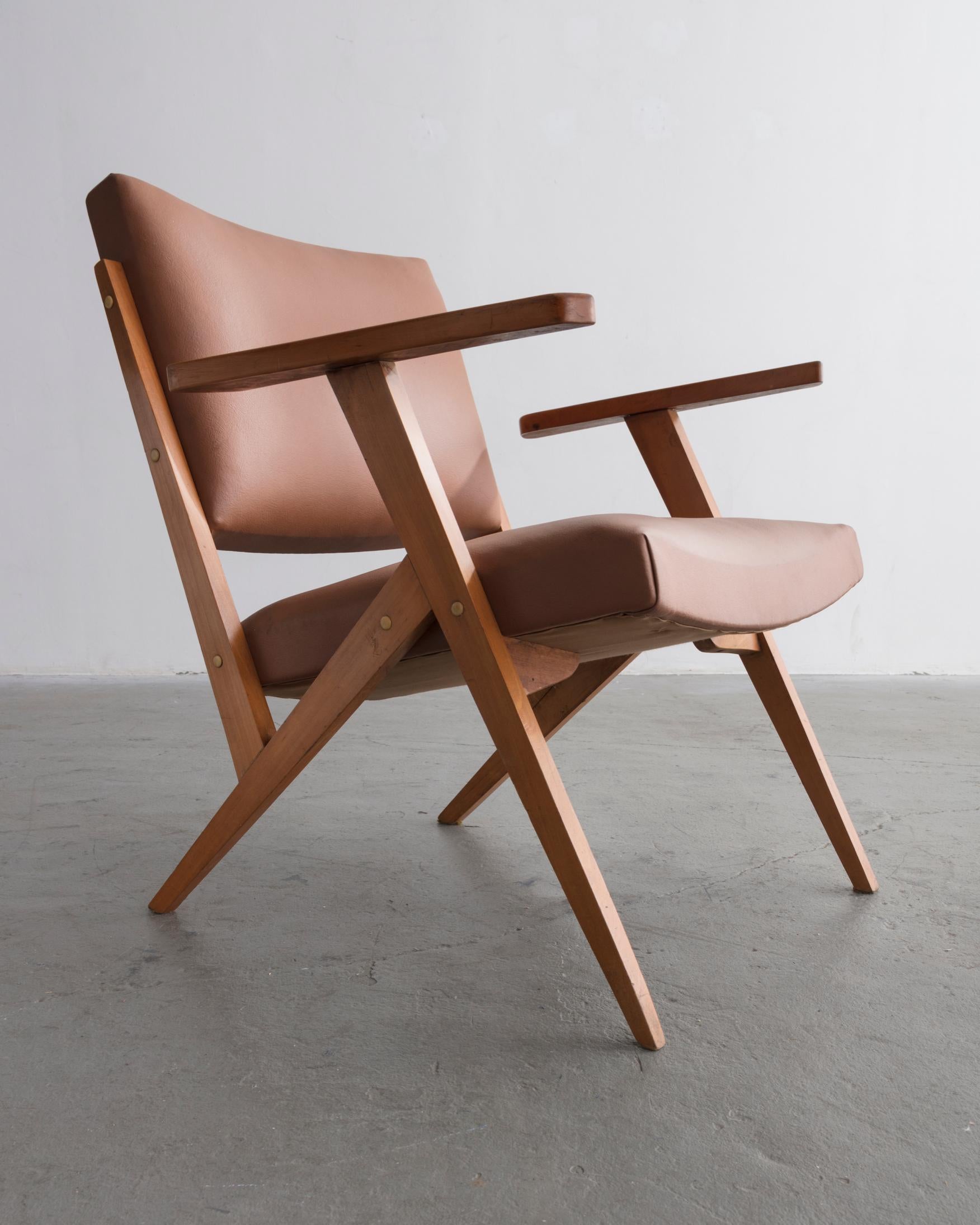 Fauteuil de salon en bois de Caviona et cuir brun clair de José Zanine Caldas, années 1960 Bon état - En vente à New York, NY