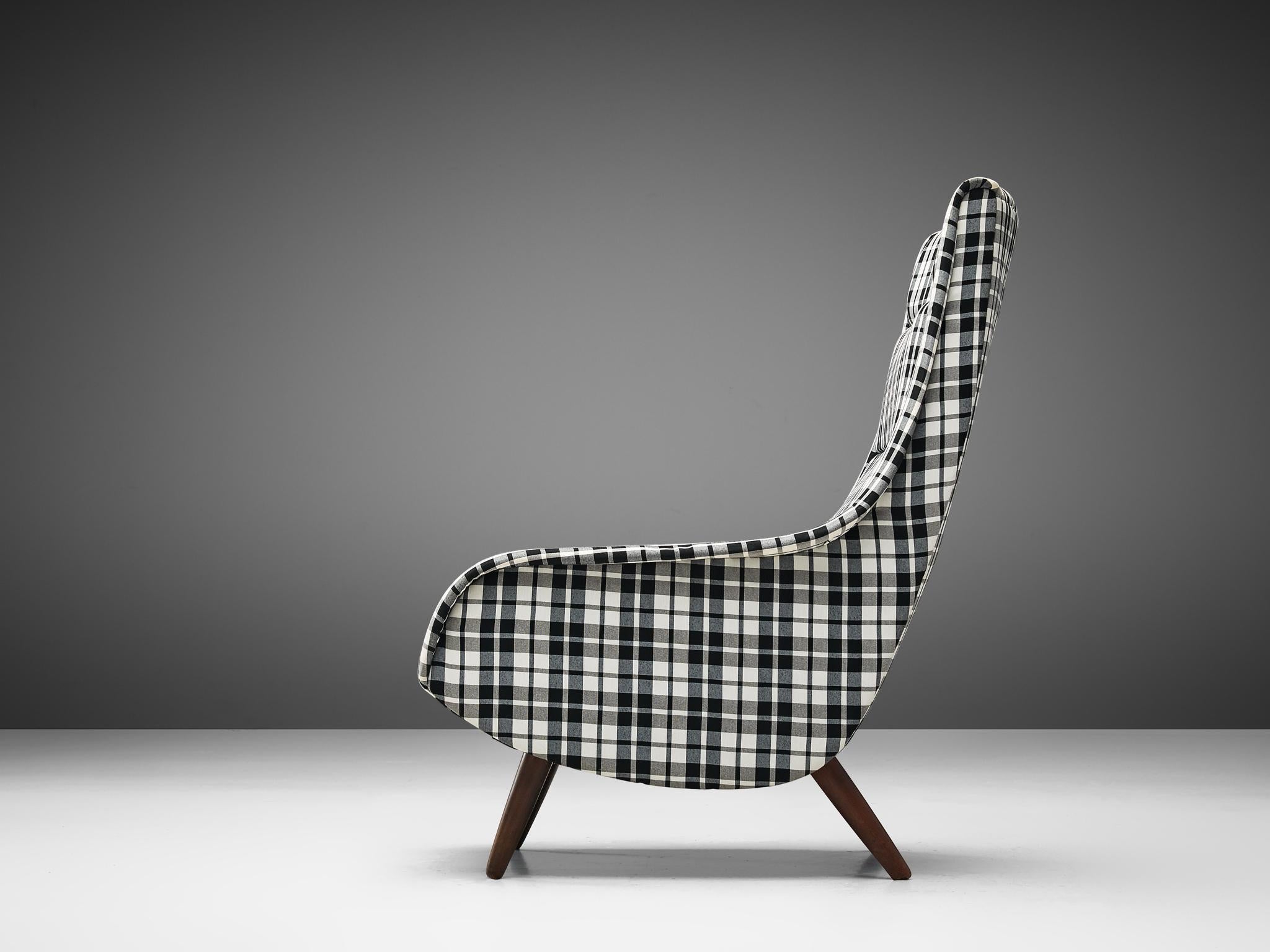 Scandinave moderne Chaise longue danoise en tissu à carreaux rembourré en vente