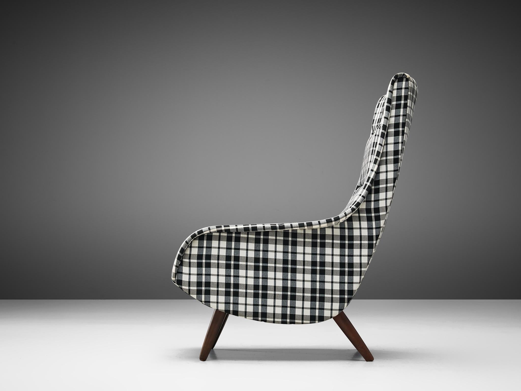 Dänischer Loungesessel mit neu gepolstertem Karo-Bezug (Skandinavische Moderne) im Angebot