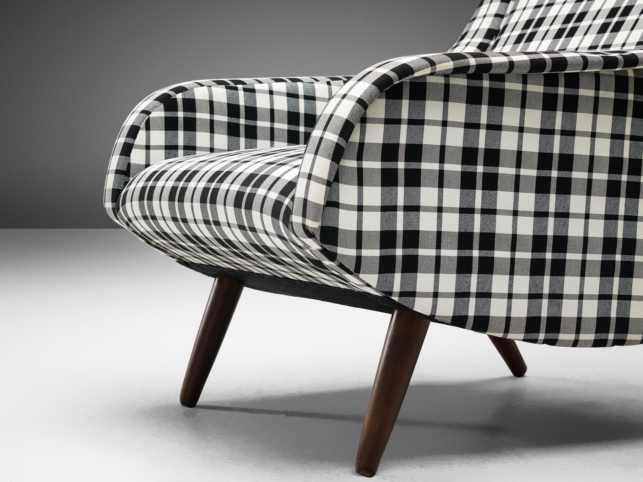 Danish Lounge Chair in Reupholstered Checkered Upholstery In Good Condition For Sale In Waalwijk, NL