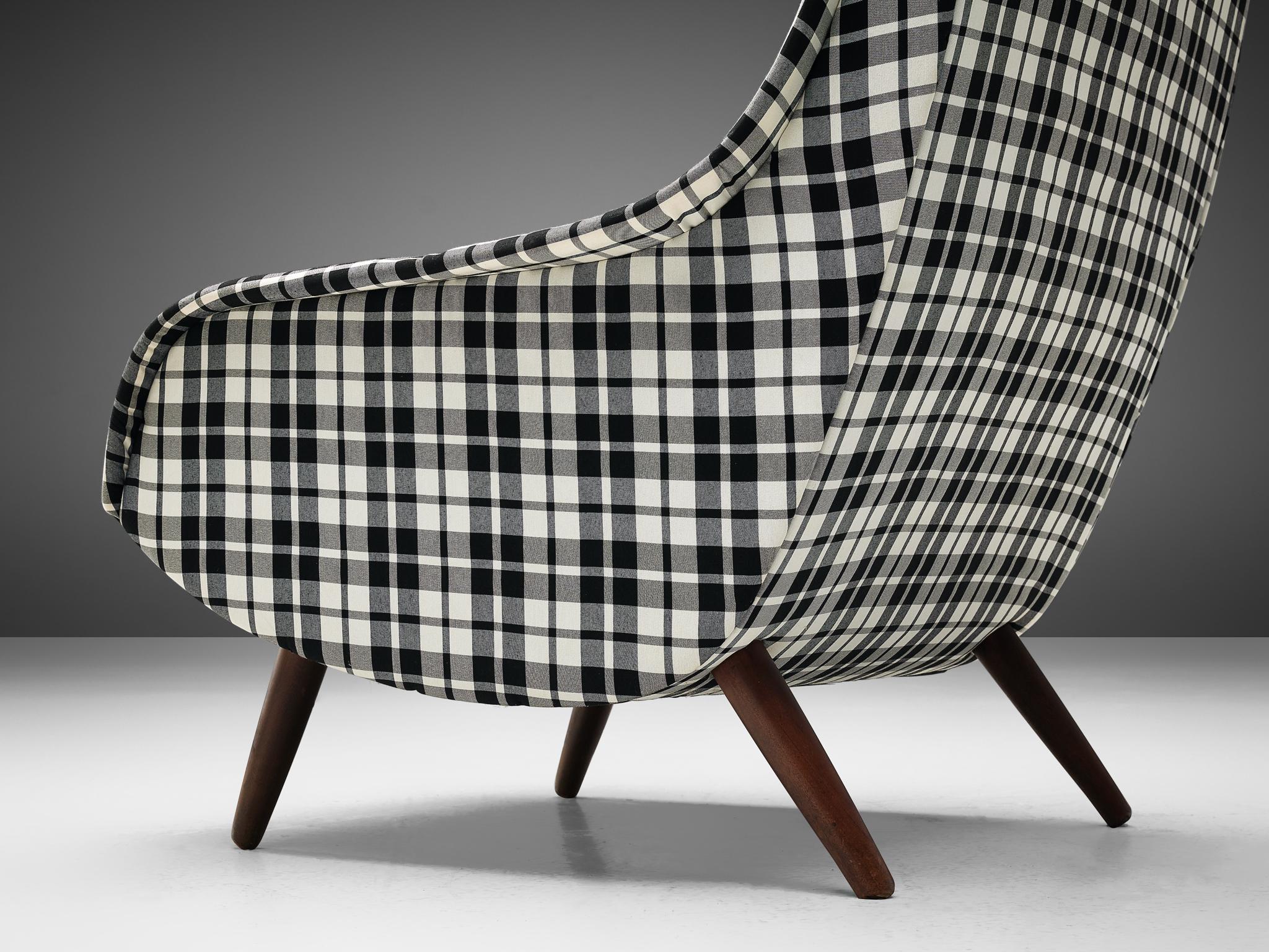 Milieu du XXe siècle Chaise longue danoise en tissu à carreaux rembourré en vente