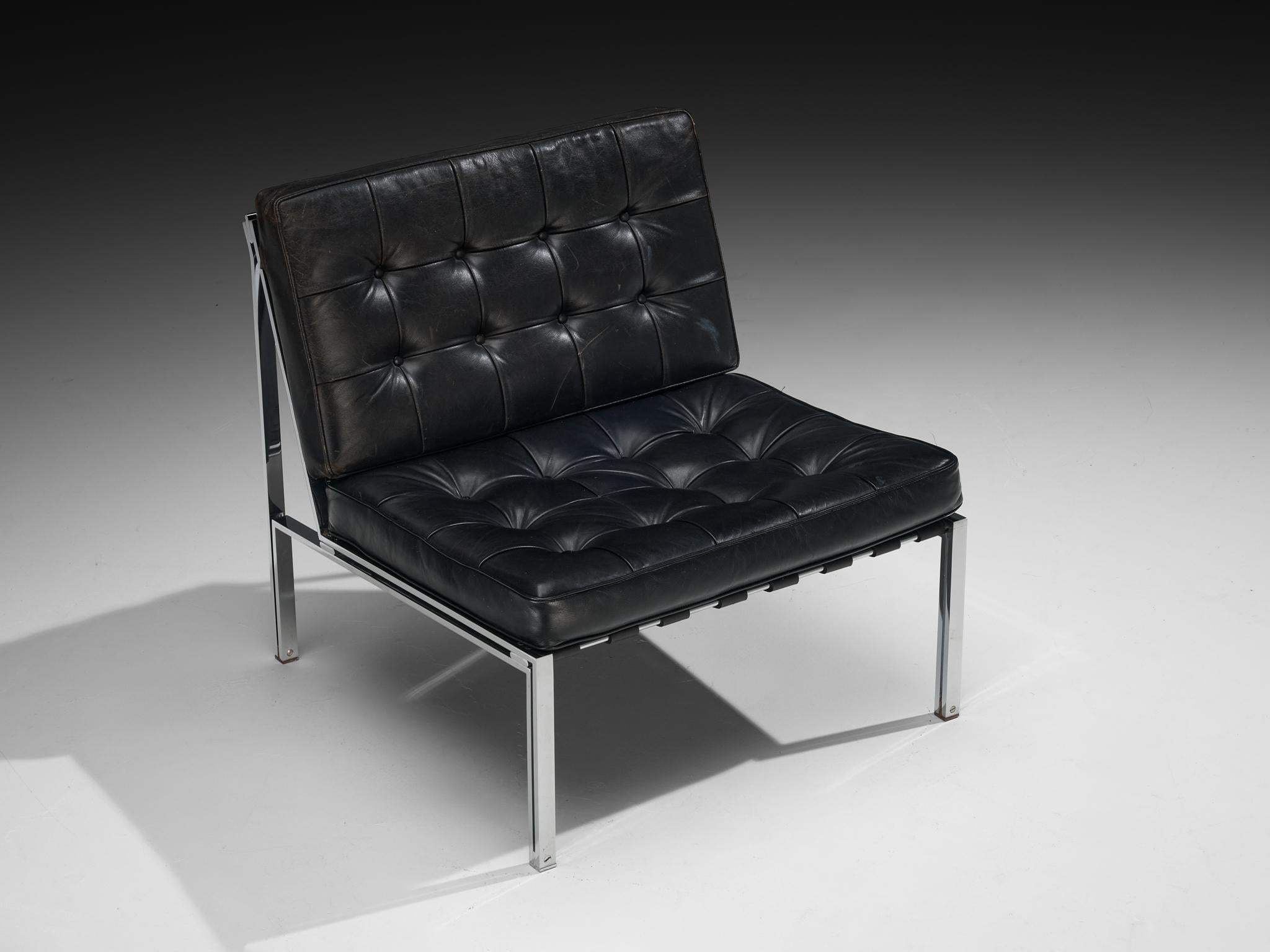 Sedia da salotto, metallo cromato, pelle, anni '60

Questa poltrona lounge degli anni '60 incarna lo spirito elegante e funzionale del design moderno di metà secolo. La sua struttura è realizzata in metallo cromato e presenta linee angolari che le