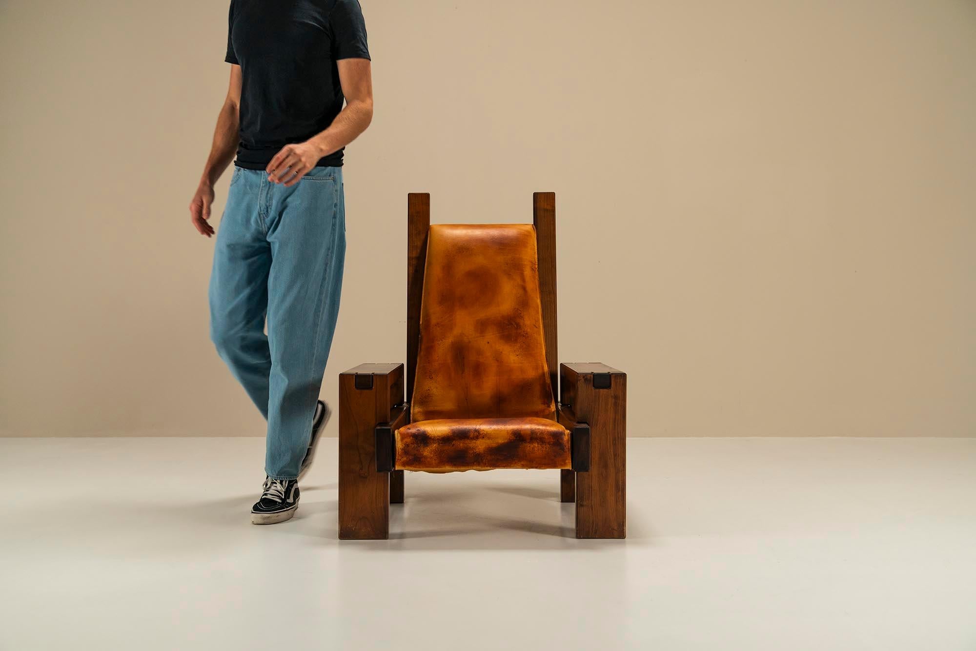 Une apparence caractéristique grâce à un travail artisanal et des choix de conception de haute qualité, voilà ce qui caractérise cette chaise longue du milieu des années 1970. Ce type de chaise est actuellement très recherché et s'inscrit dans la