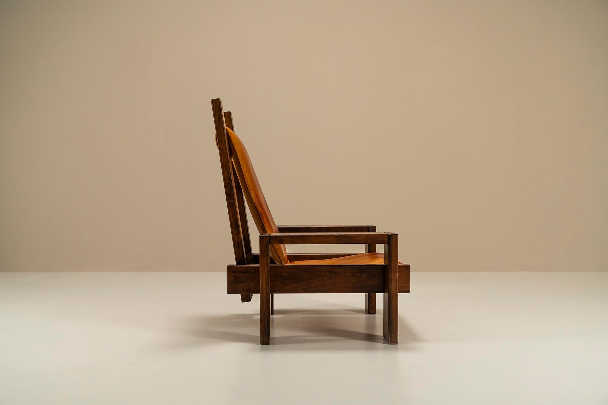 French Lounge Chair In Elm and Leather In The Manner Of Pierre Chapo,  France 1970s For Sale