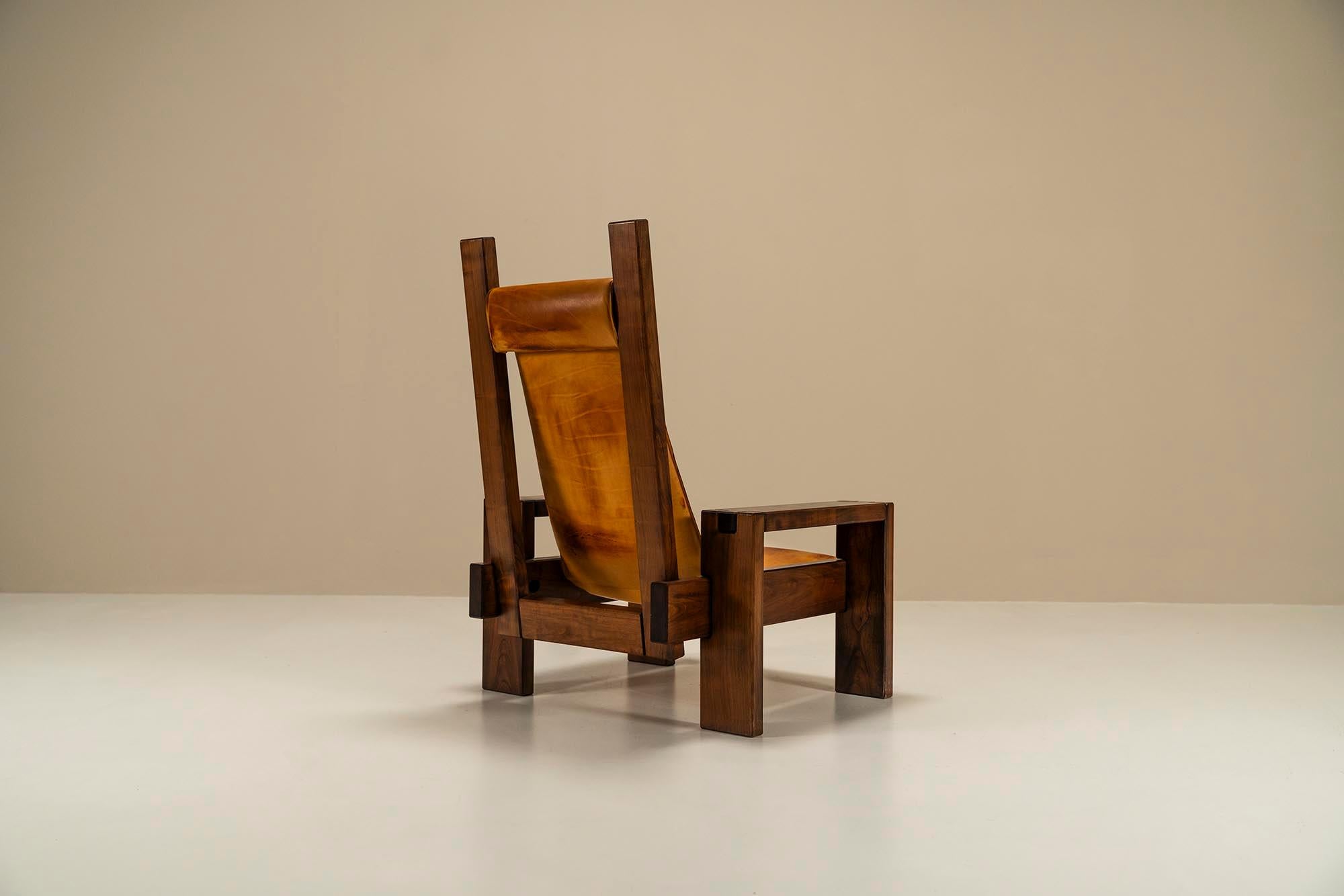 Fin du 20e siècle Chaise longue en orme et cuir à la manière de Pierre Chapo,  France 1970 en vente