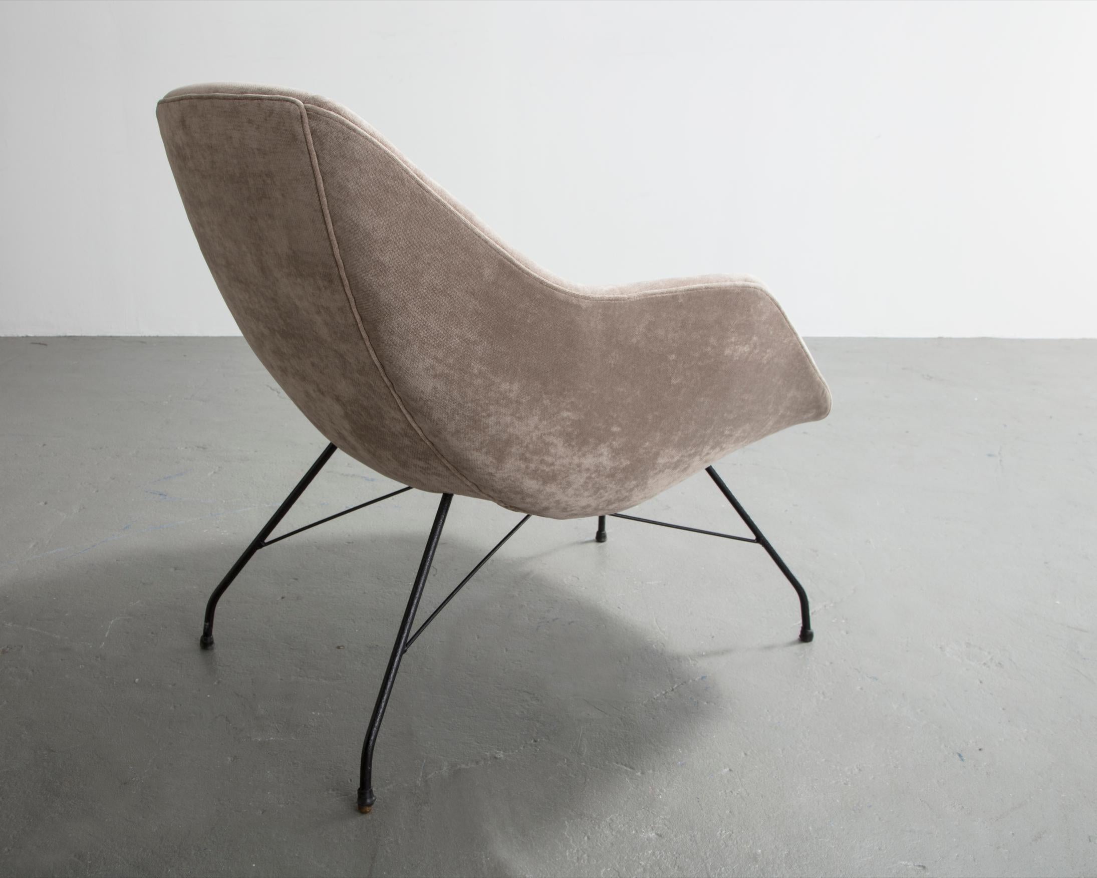 Lounge chair in upholstery with metal frame. Designed by Carlo Hauner for Forma, Brazil, 1960s.
