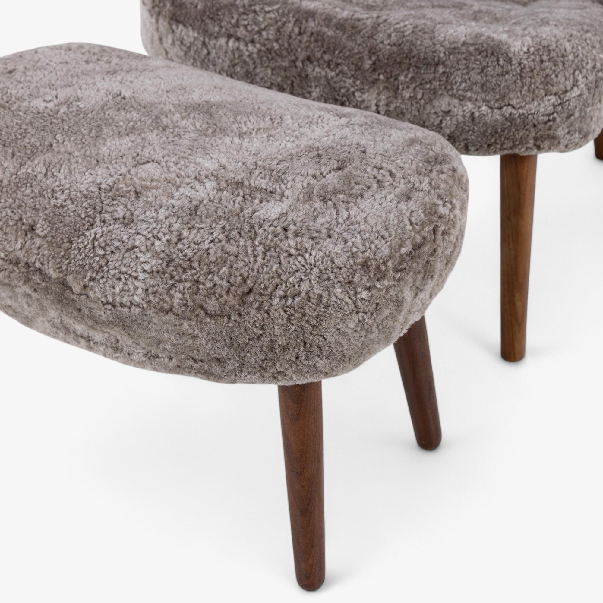 Butaca de piel de cordero con reposapiés de Madsen & Schubell en venta 3