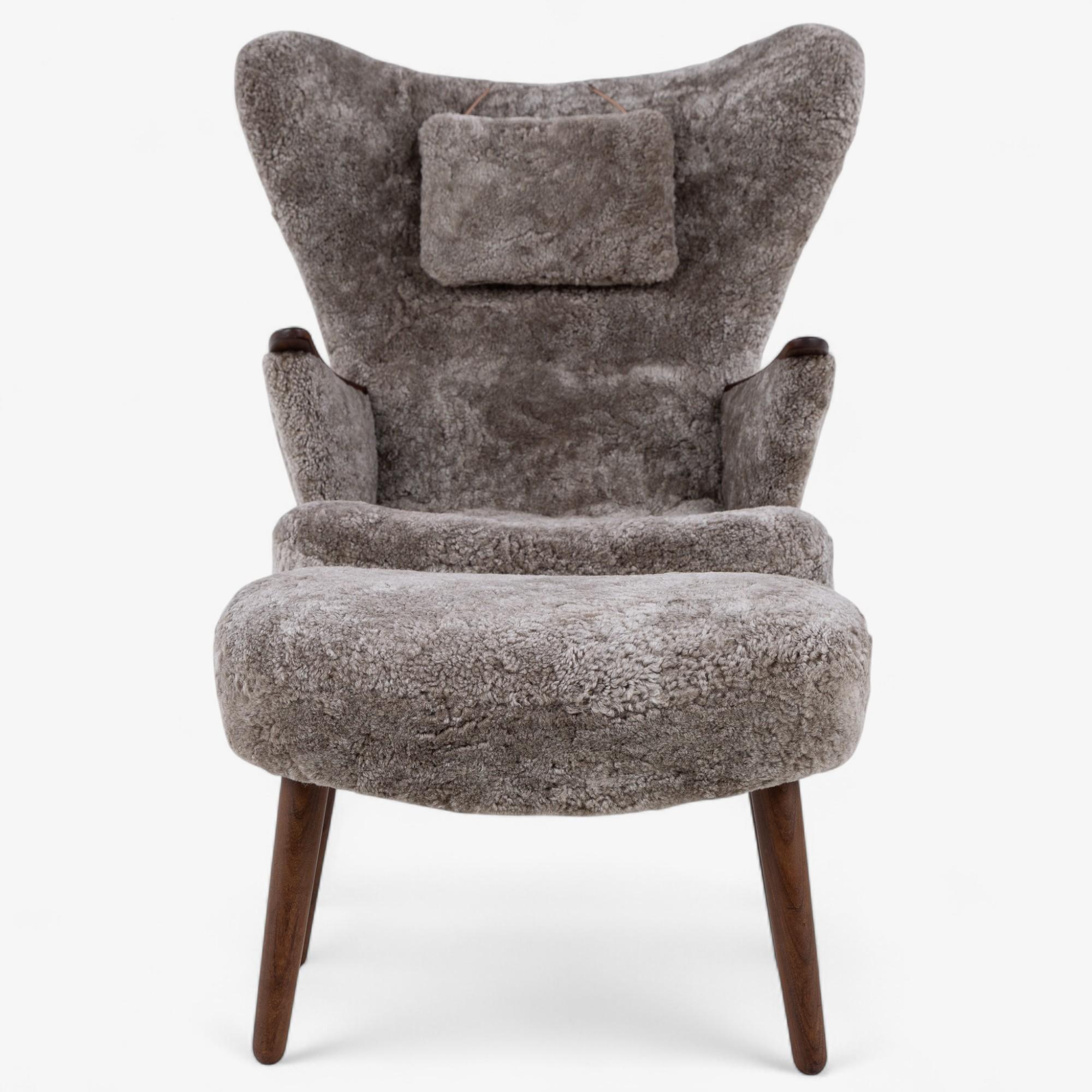 Sillón recién tapizado con taburete a juego en piel de cordero nueva (color: Corcho 19) y madera de teca y olmo.