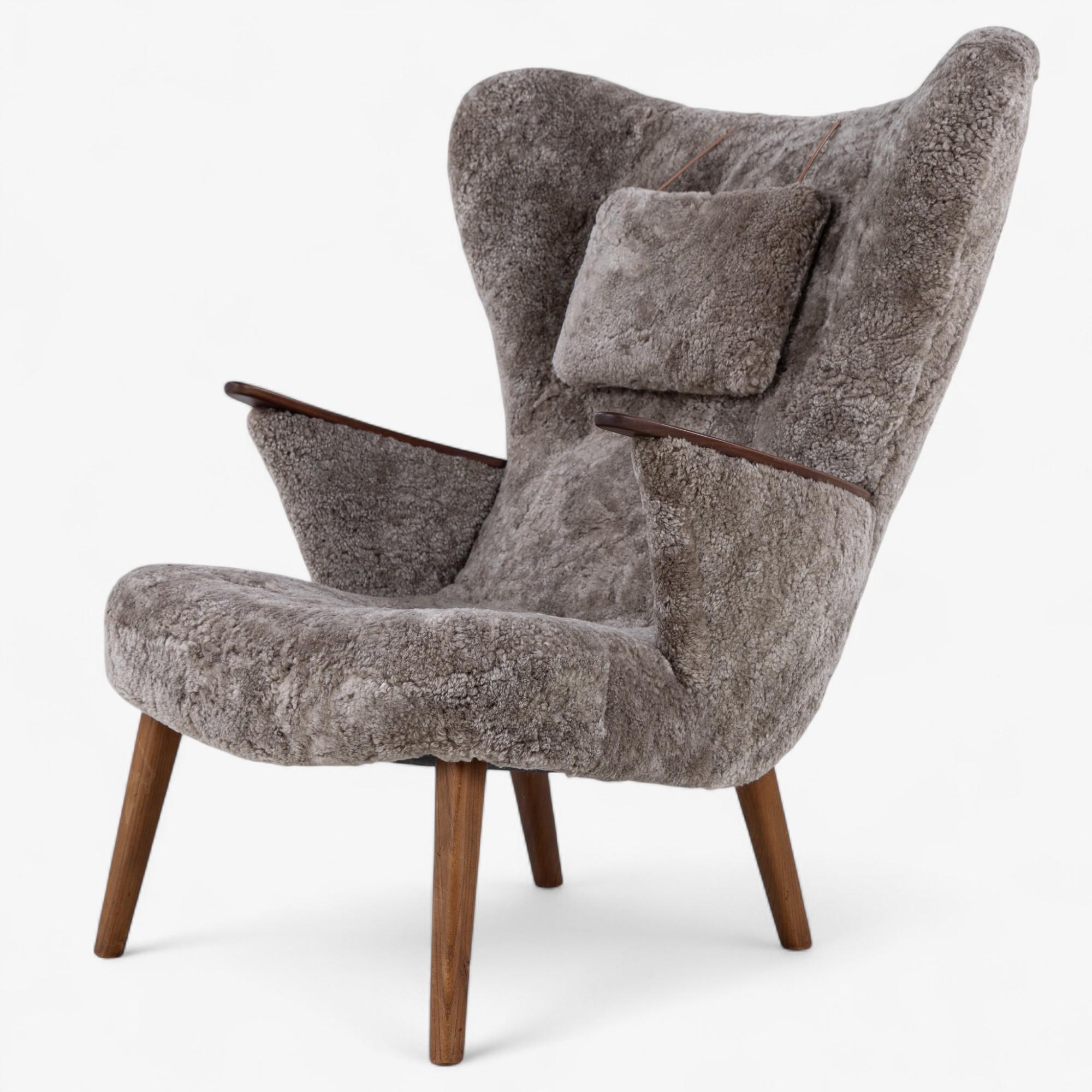 Butaca de piel de cordero con reposapiés de Madsen & Schubell Danés en venta