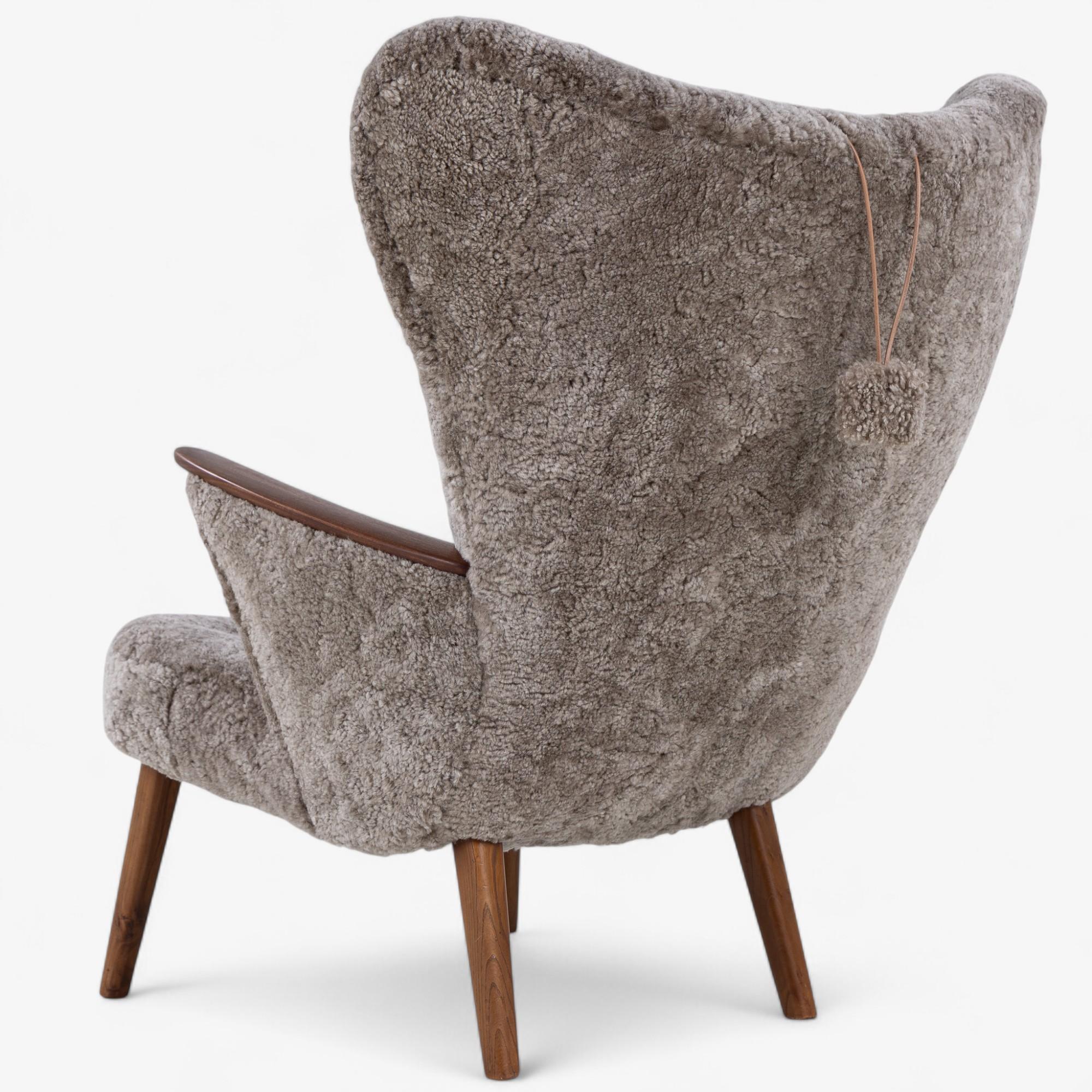 Butaca de piel de cordero con reposapiés de Madsen & Schubell en Bueno estado para la venta en Copenhagen, DK