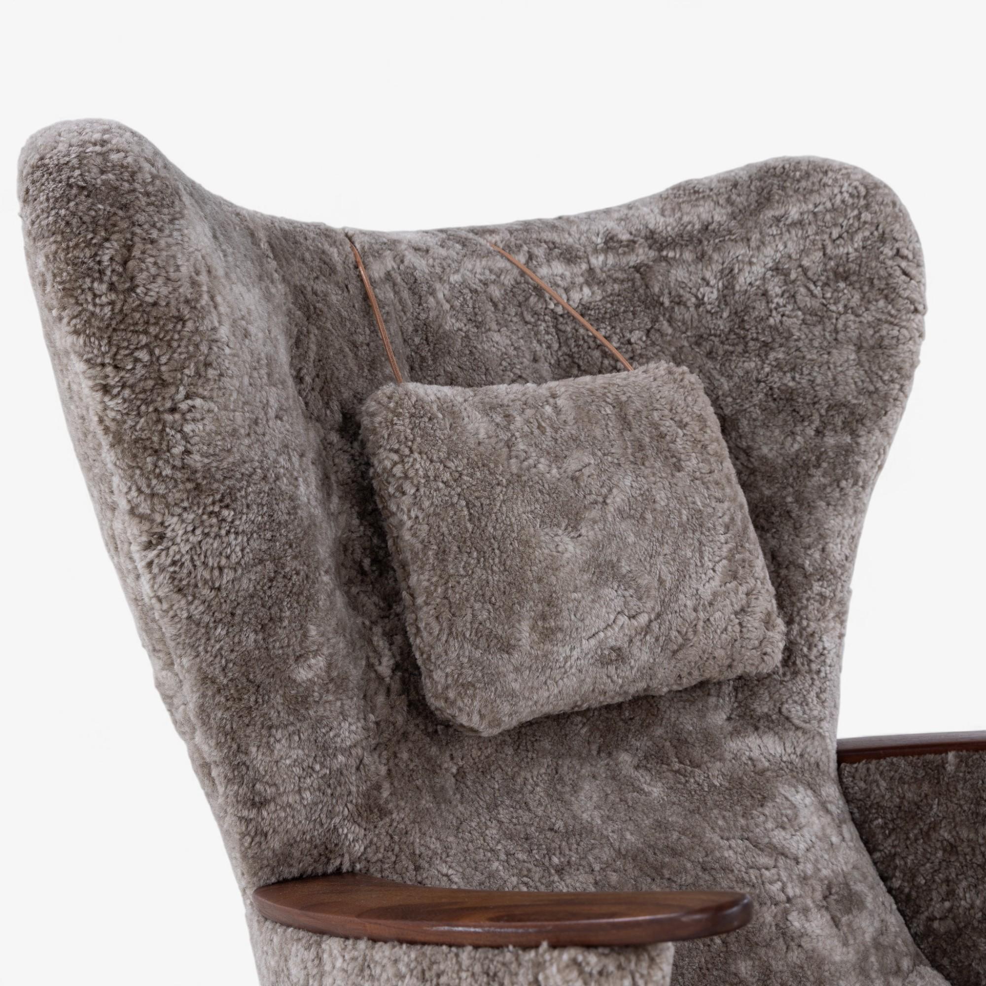 Butaca de piel de cordero con reposapiés de Madsen & Schubell Corderillo en venta