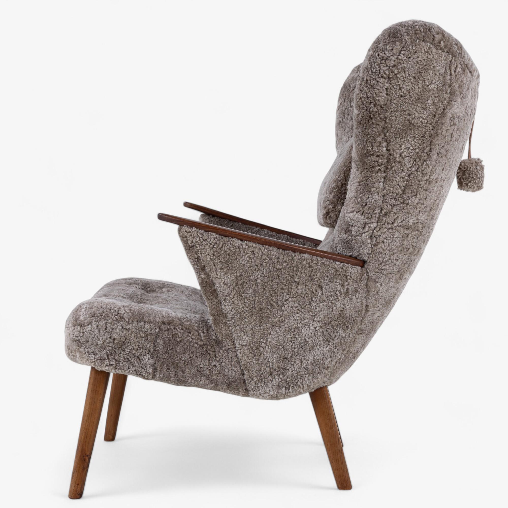 Butaca de piel de cordero con reposapiés de Madsen & Schubell en venta 2