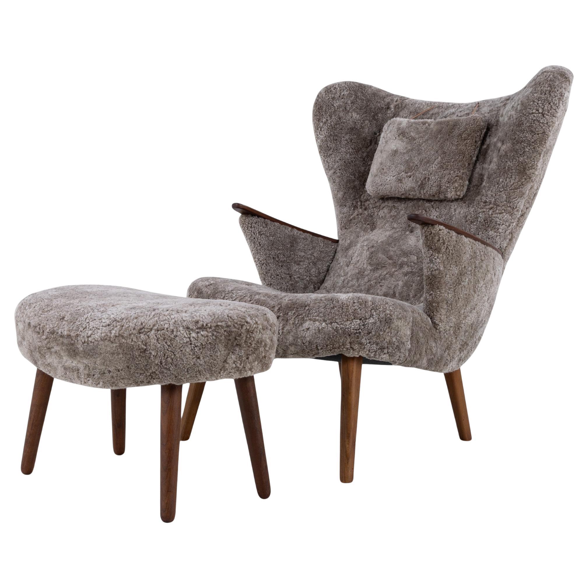 Butaca de piel de cordero con reposapiés de Madsen & Schubell en venta