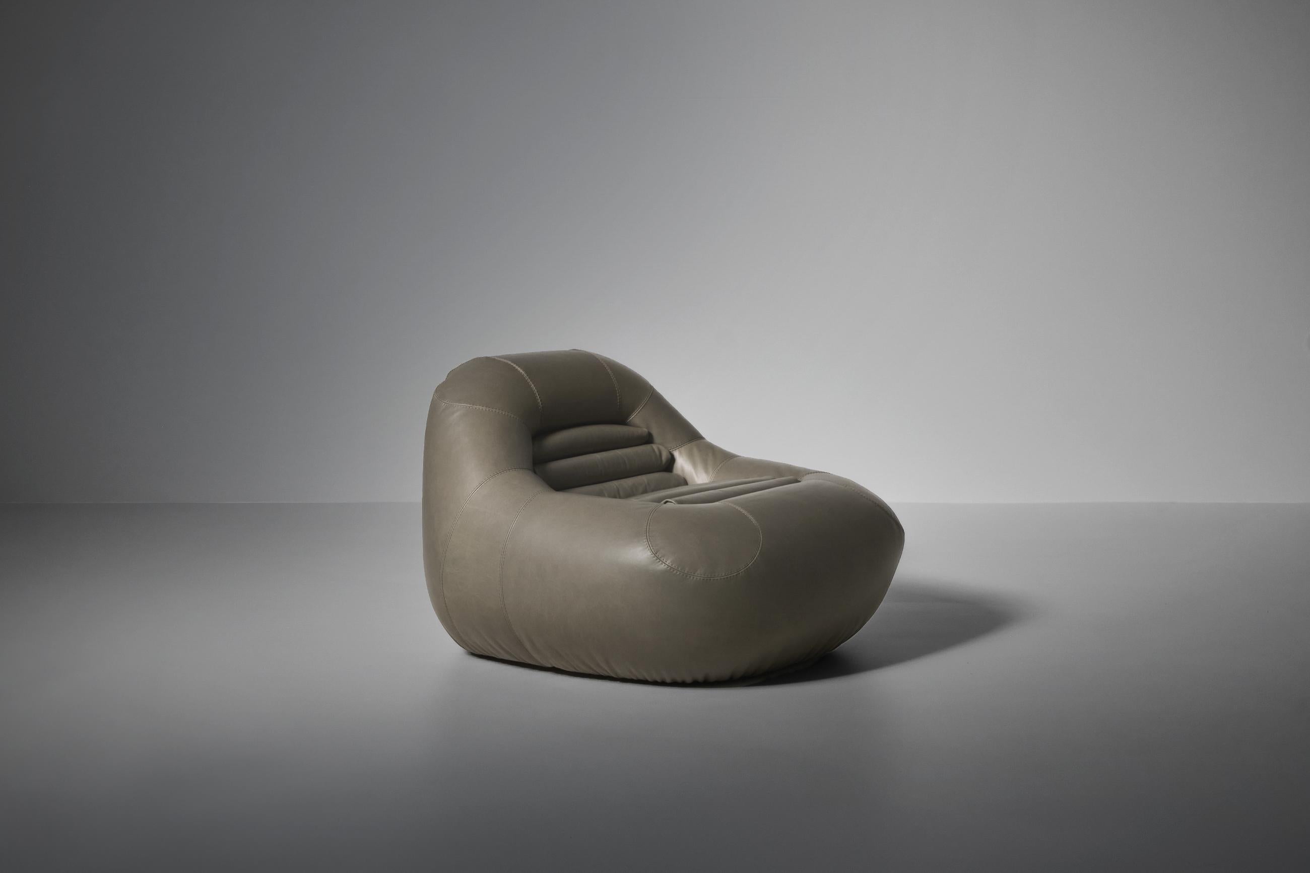 Lounge chair mod. 'Carrera' in leather by De Pas, D'Urbino & Lomazzi for BBB Bonacina, Italy ca. 1965. Iconic model and hard to find as a single lounge chair. Fantastic eye catching bulky shaped design. The chair has been fully redone with the the