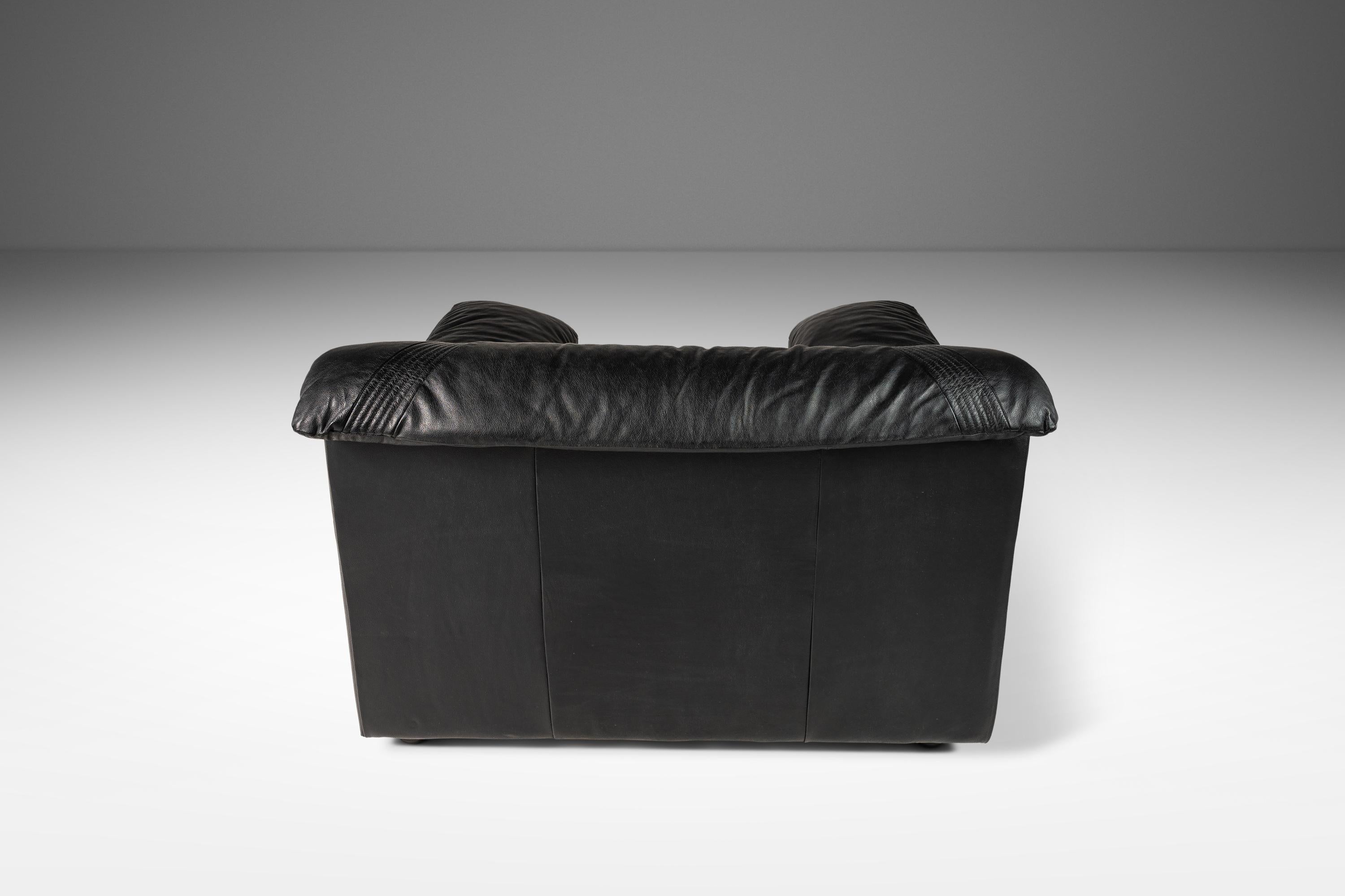 Italiano Sedia da salotto in pelle di Natuzzi Attribuita a Pierluigi Cerri, Italia, anni '90 in vendita