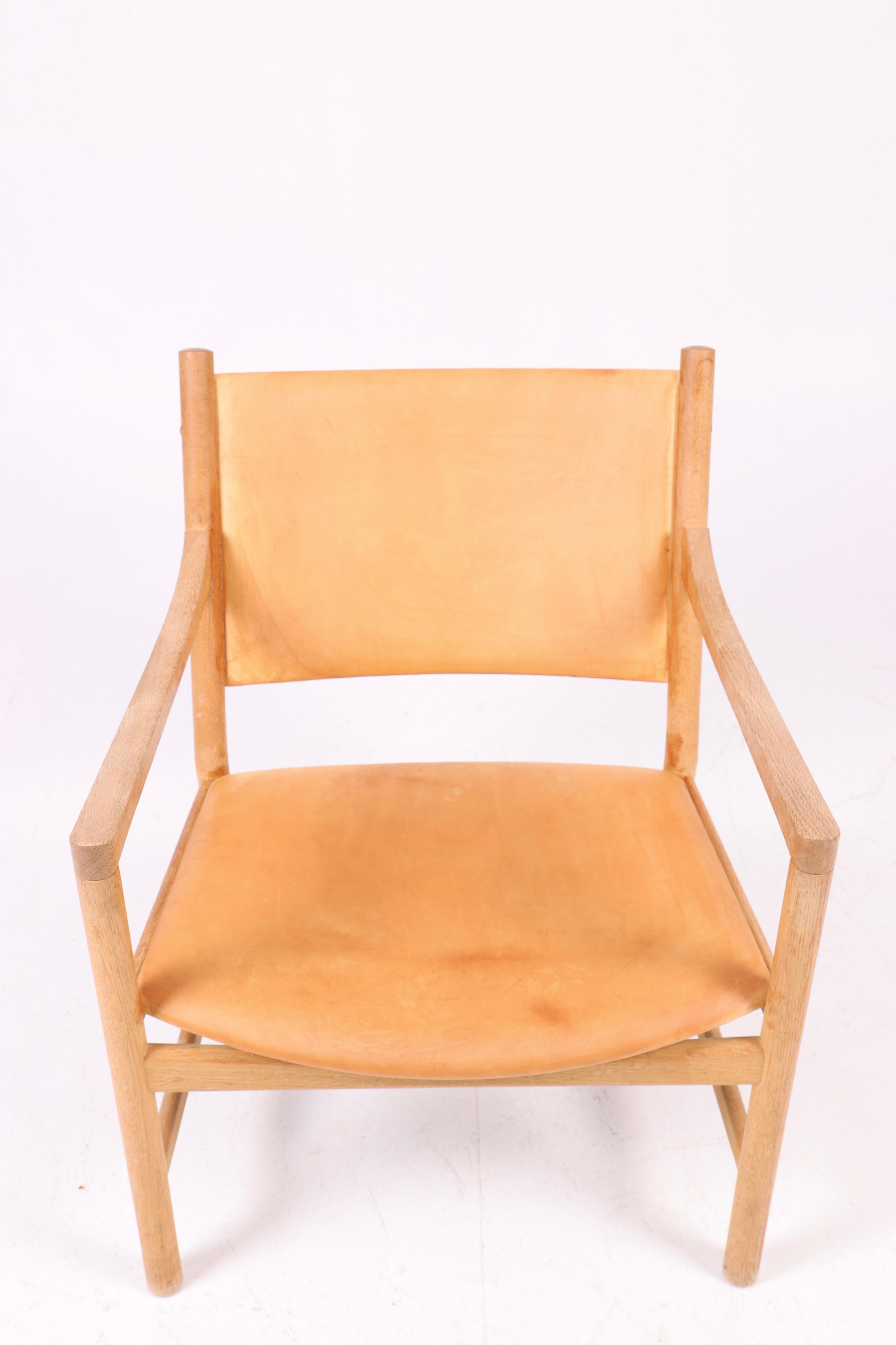 Paar Loungesessel aus Eiche und patiniertem Leder. Entworfen von Hans J. Wegner M.A.A. für Carl Hansen Möbel. Toller Originalzustand. Hergestellt in Dänemark.