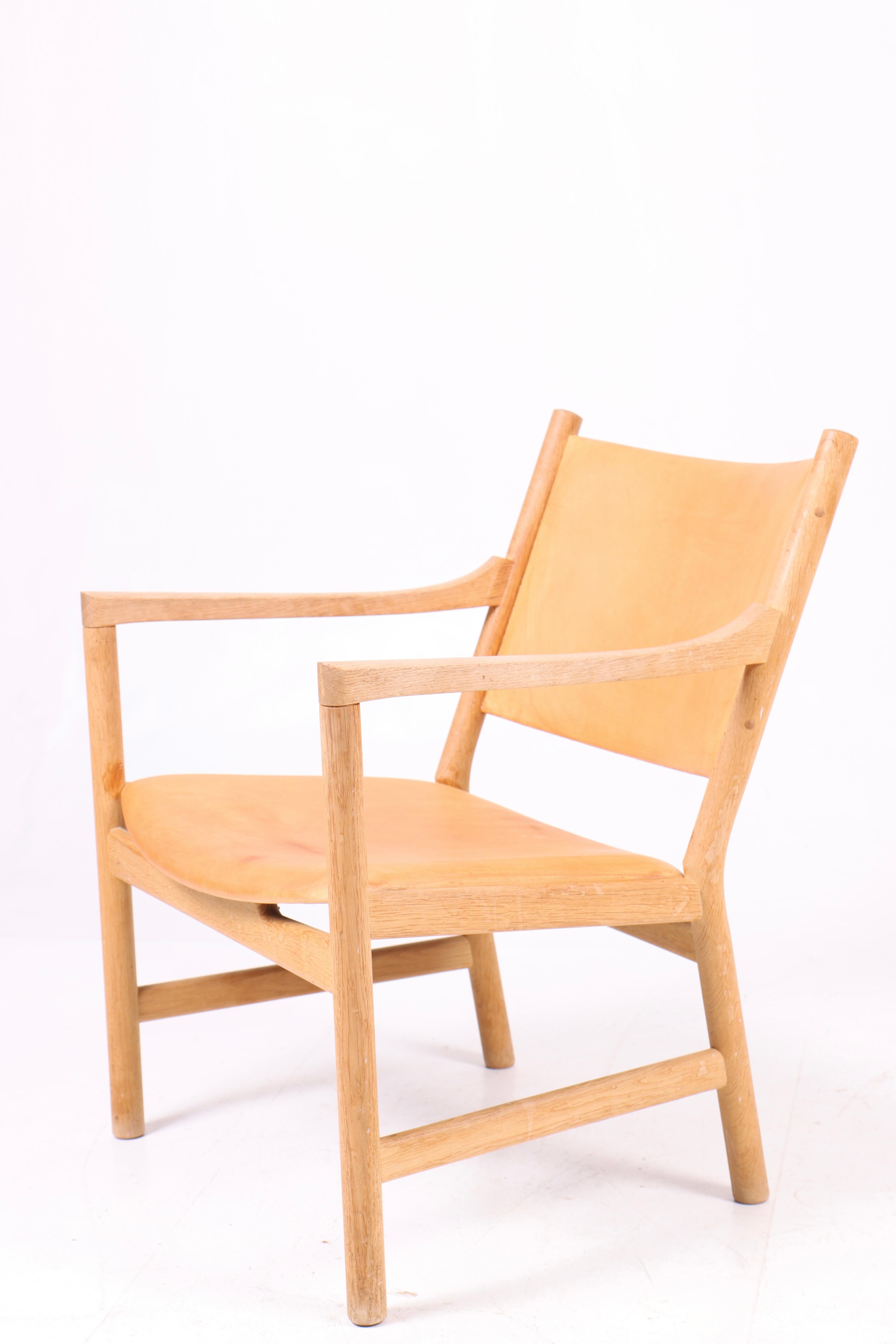 Loungesessel aus Eiche und patiniertem Leder von Hans Wegner, 1960er Jahre (Skandinavische Moderne) im Angebot