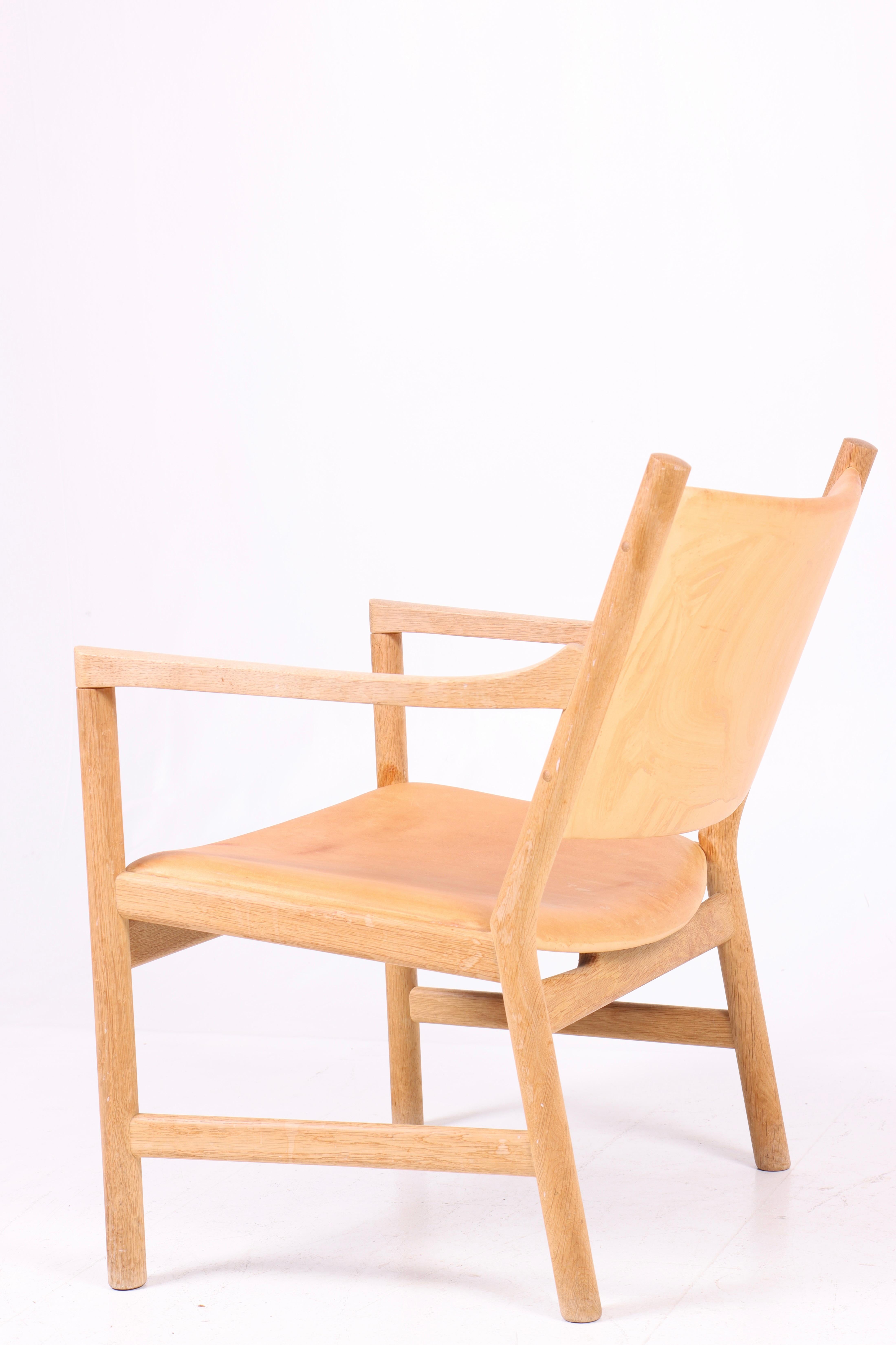 Loungesessel aus Eiche und patiniertem Leder von Hans Wegner, 1960er Jahre (Dänisch) im Angebot