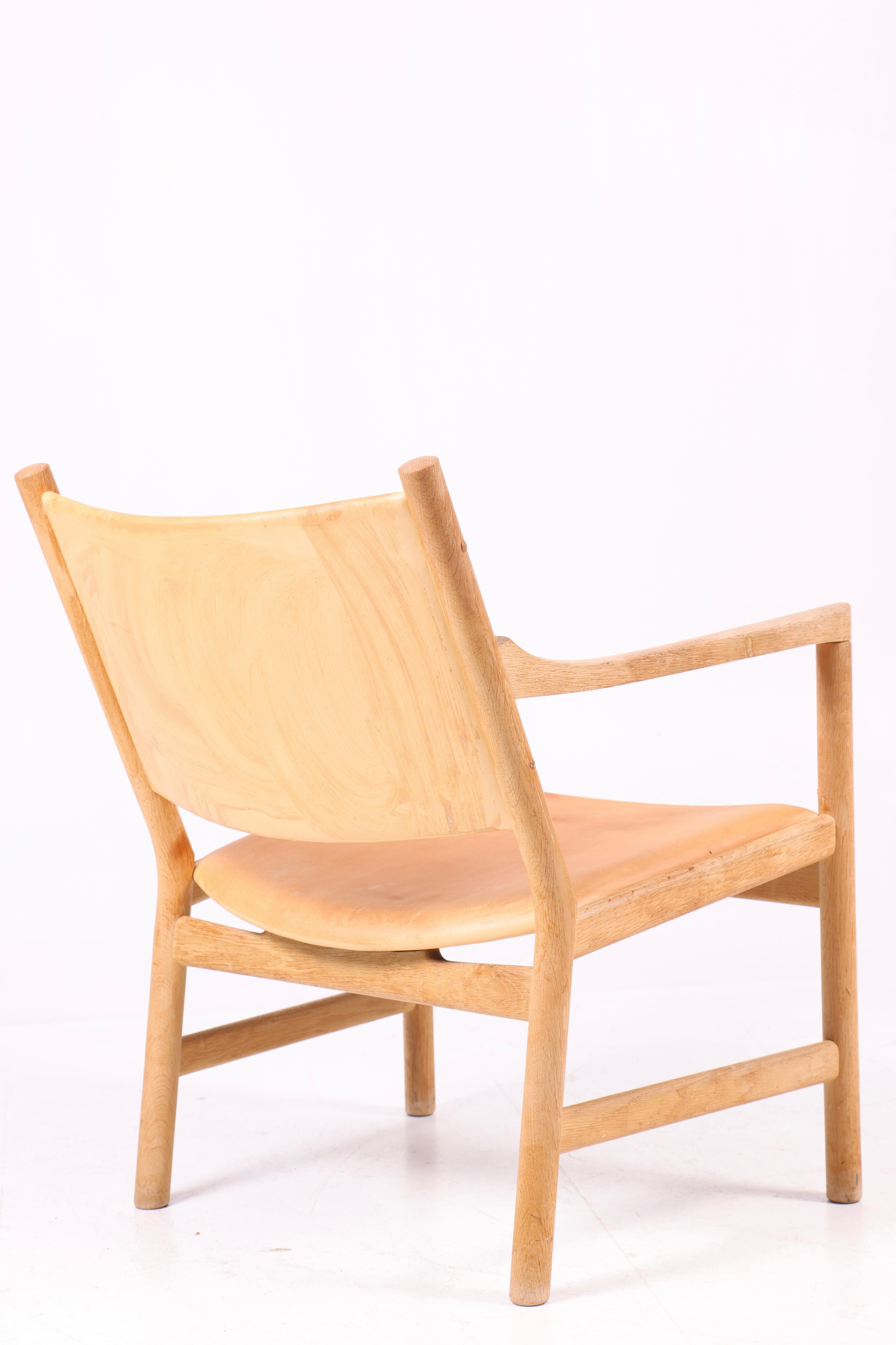 Loungesessel aus Eiche und patiniertem Leder von Hans Wegner, 1960er Jahre im Zustand „Gut“ im Angebot in Lejre, DK