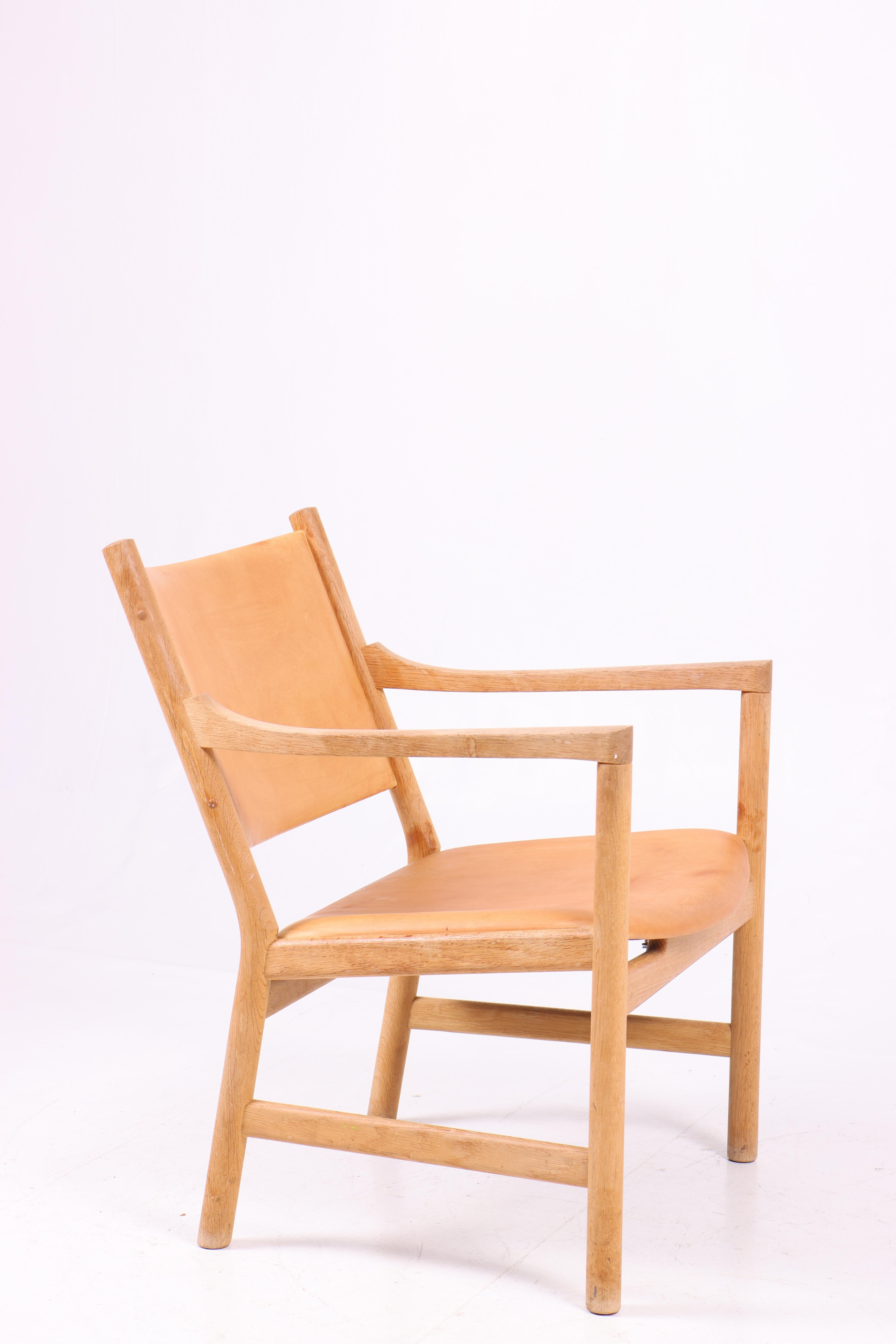 Loungesessel aus Eiche und patiniertem Leder von Hans Wegner, 1960er Jahre (Mitte des 20. Jahrhunderts) im Angebot