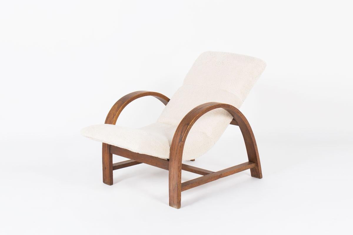 This lounge chair with Art Deco design was produced in the 1930s. It is composed of a solid oak structure, and a foam seat covered with a fabric imitation sheep.
With its unique design and comfortable seat, this armchair will seduce